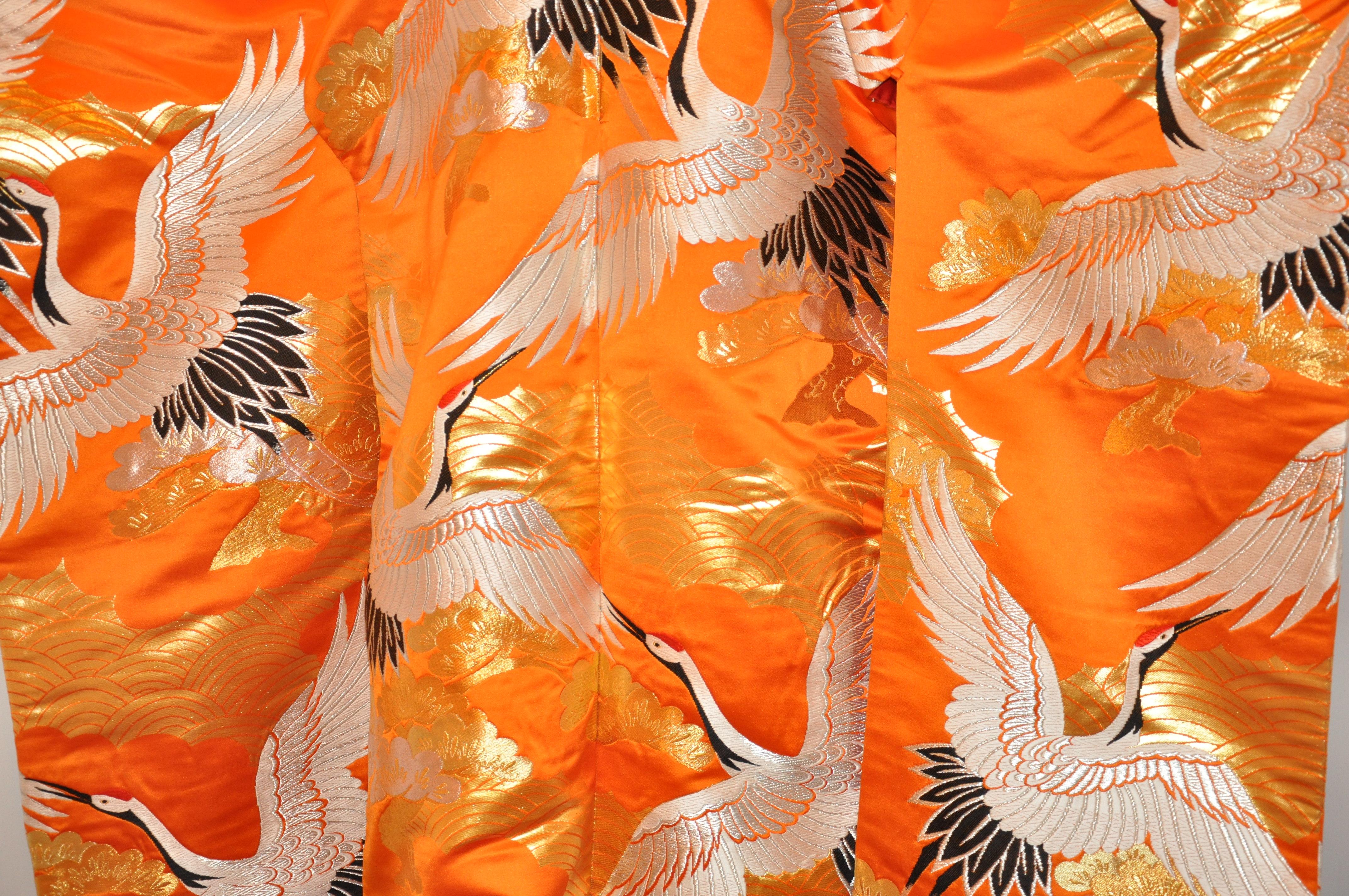 Bold Tangerine Ceremonial „Lucky Cranes Spreading Happiness“ Seidenkimono im Angebot 4