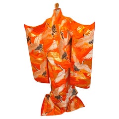 Kimono cérémoniel audacieux en soie Tangerine « Lucky Cranes Spreading Happiness »