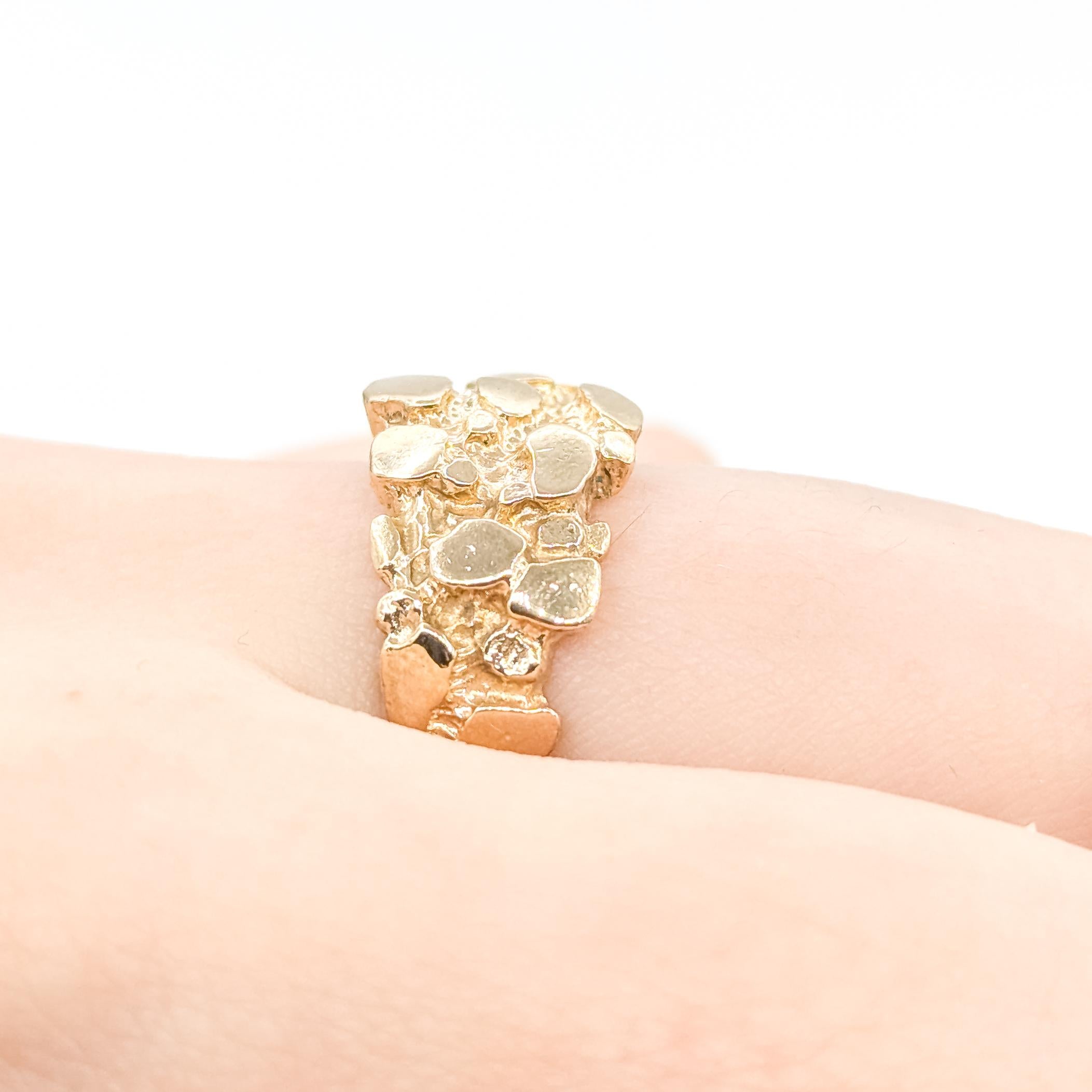 Bague en or jaune 14k de style pépite texturée et audacieuse Excellent état - En vente à Bloomington, MN