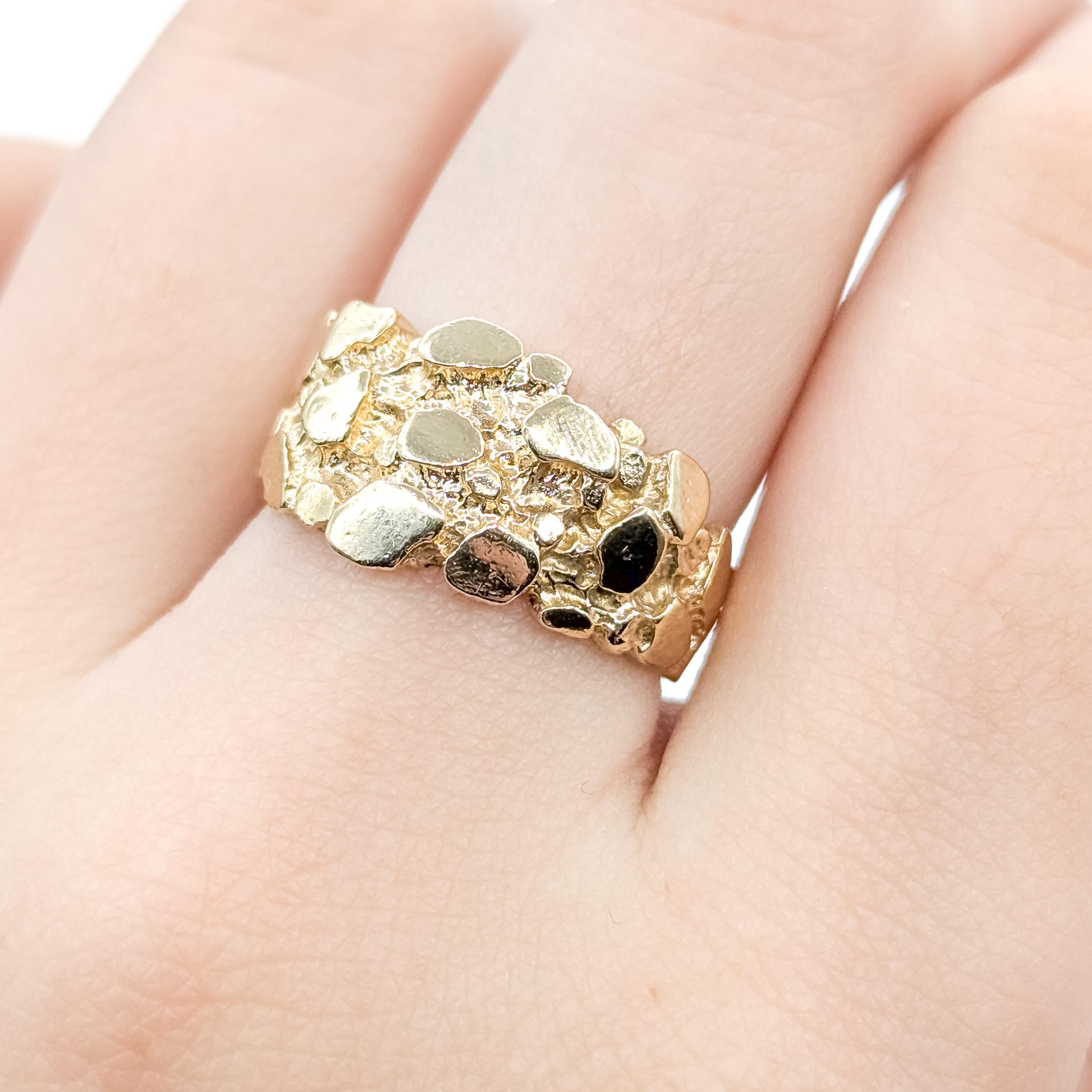 Bague en or jaune 14k de style pépite texturée et audacieuse Unisexe en vente