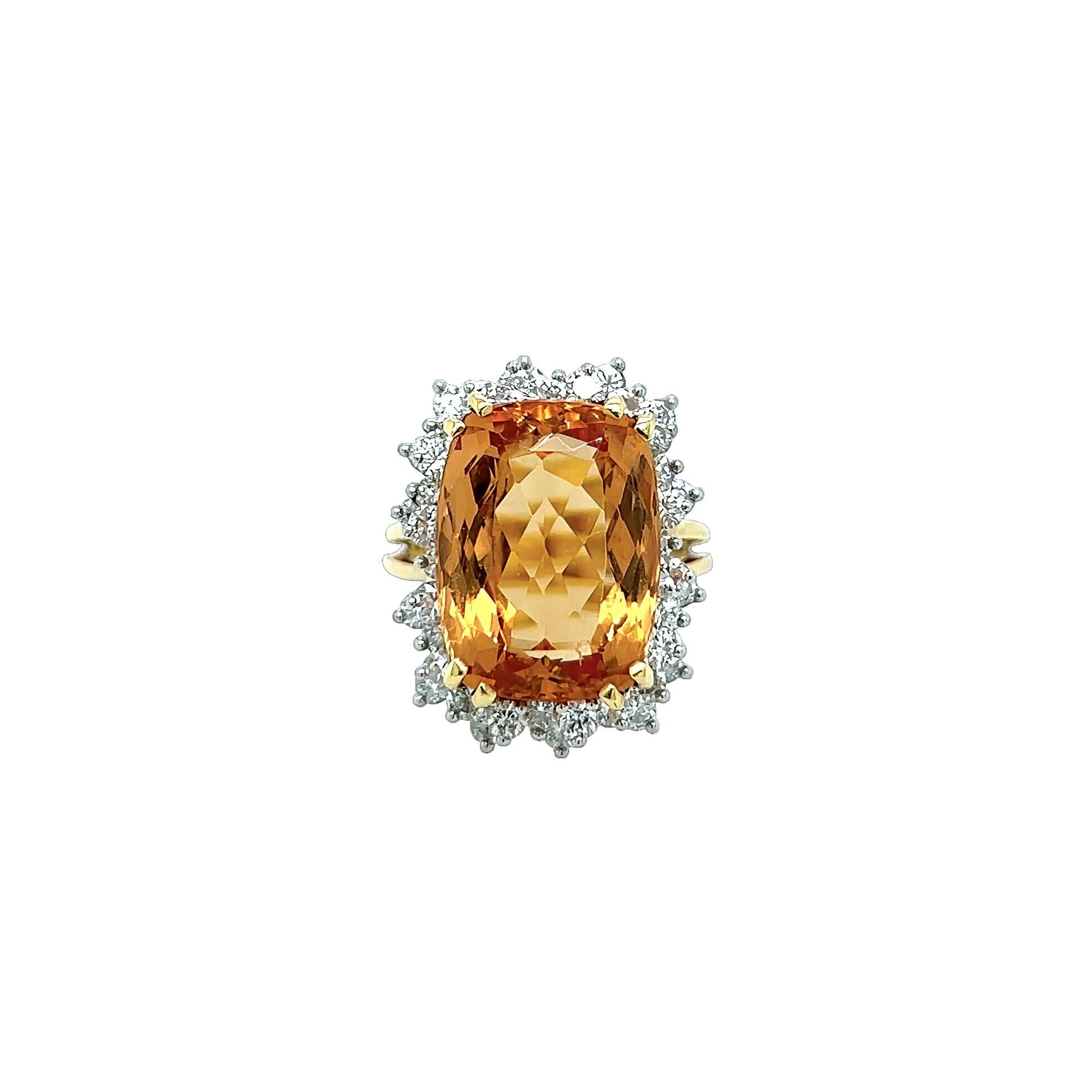 Ein Ring aus 18 Karat Gelbgold, Platin, Topas und Diamanten.  Im Mittelpunkt des Goldrings steht ein Topas im Kissenschliff mit einem Gewicht von ca. 11,33 Karat, umgeben von ca. 40 in Platin gefassten runden Diamanten im Brillantschliff, die in
