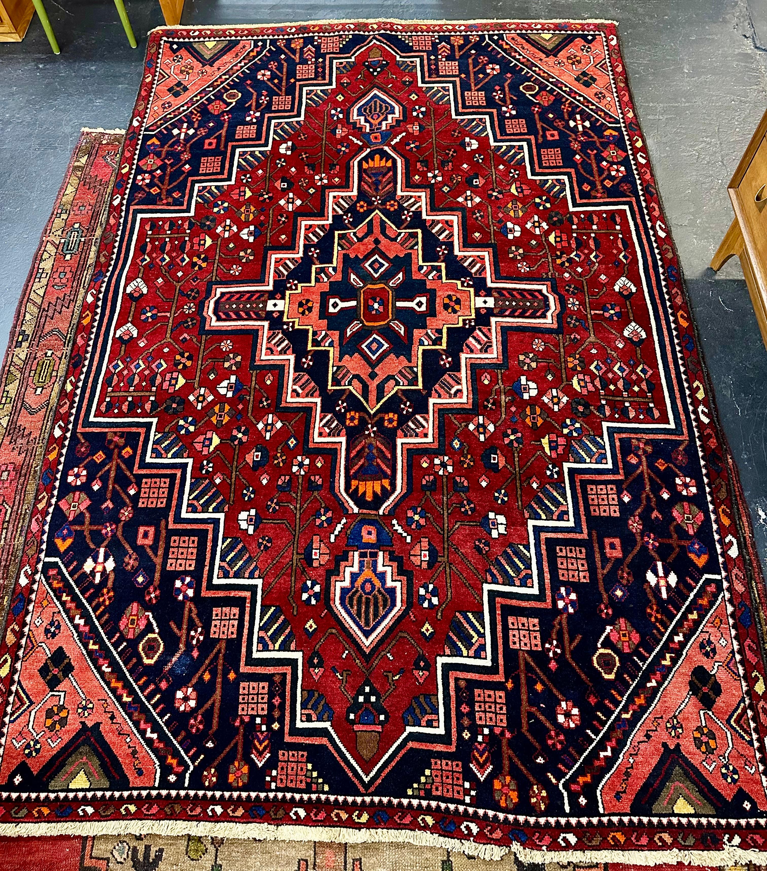 Kühnes Tribal Geometric Hand Knotted Persian Rug in kräftigem Rot und tiefem Marineblau (Stammeskunst) im Angebot