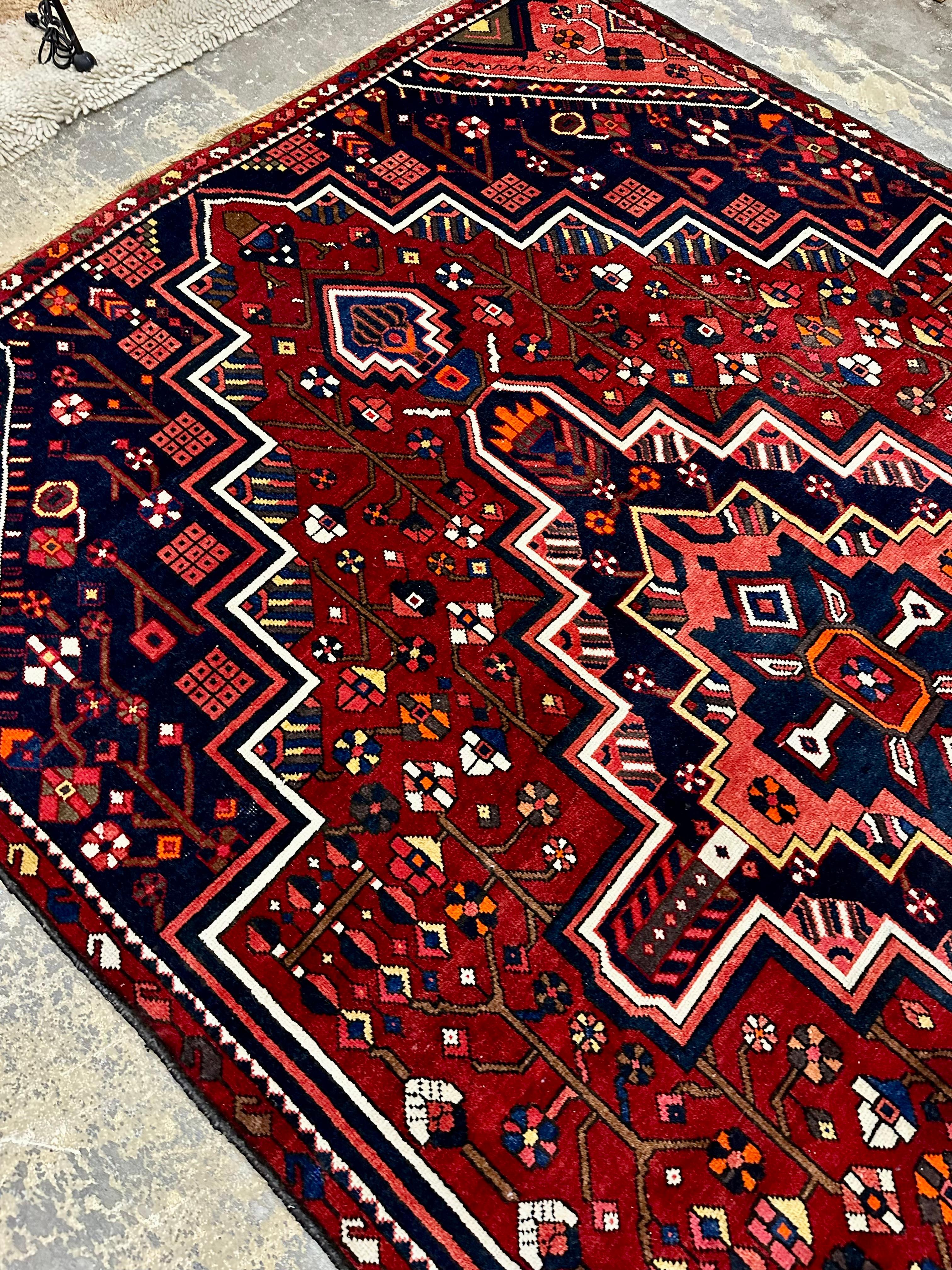 Kühnes Tribal Geometric Hand Knotted Persian Rug in kräftigem Rot und tiefem Marineblau (Persisch) im Angebot