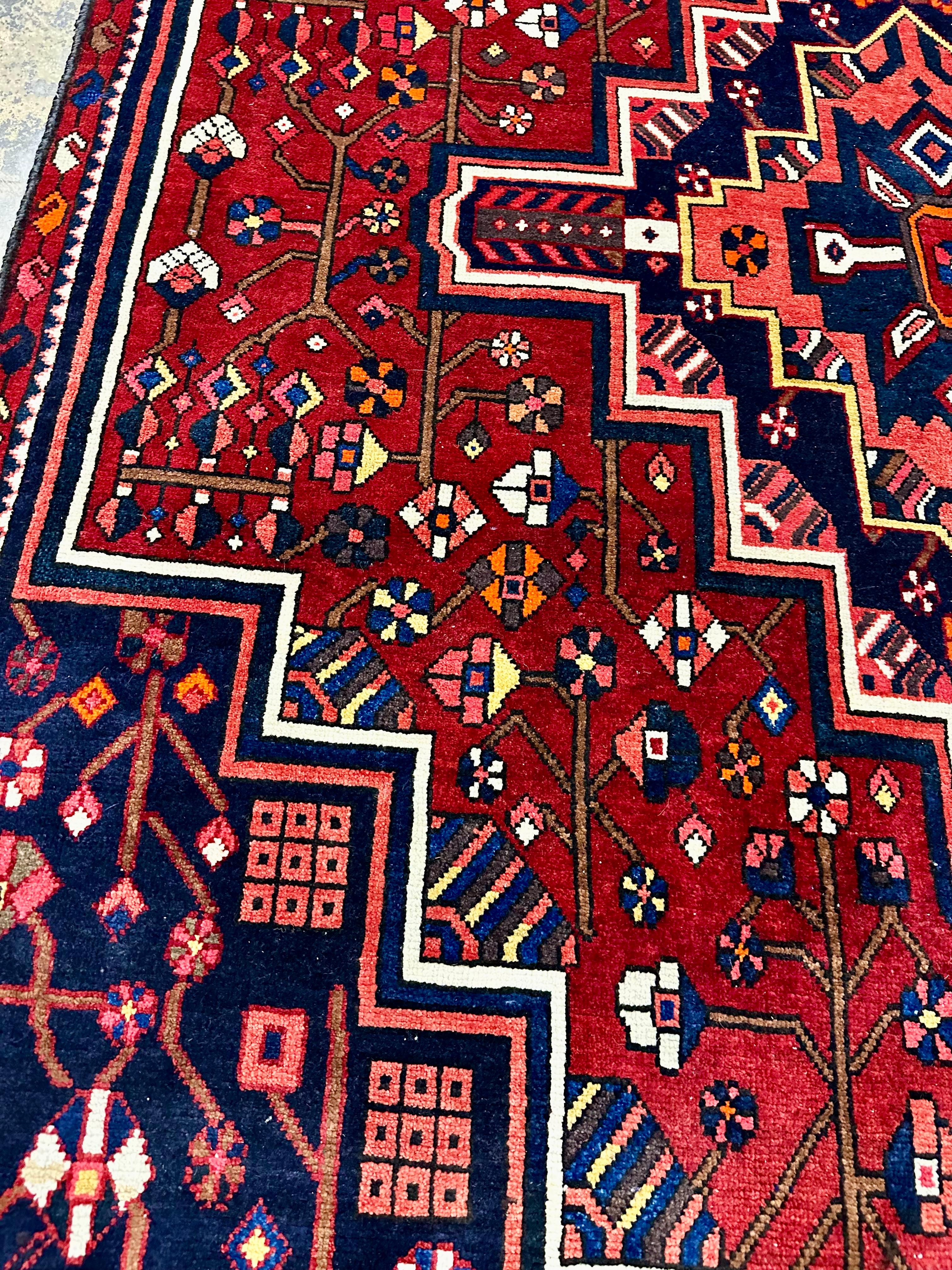 Kühnes Tribal Geometric Hand Knotted Persian Rug in kräftigem Rot und tiefem Marineblau (Handgefertigt) im Angebot