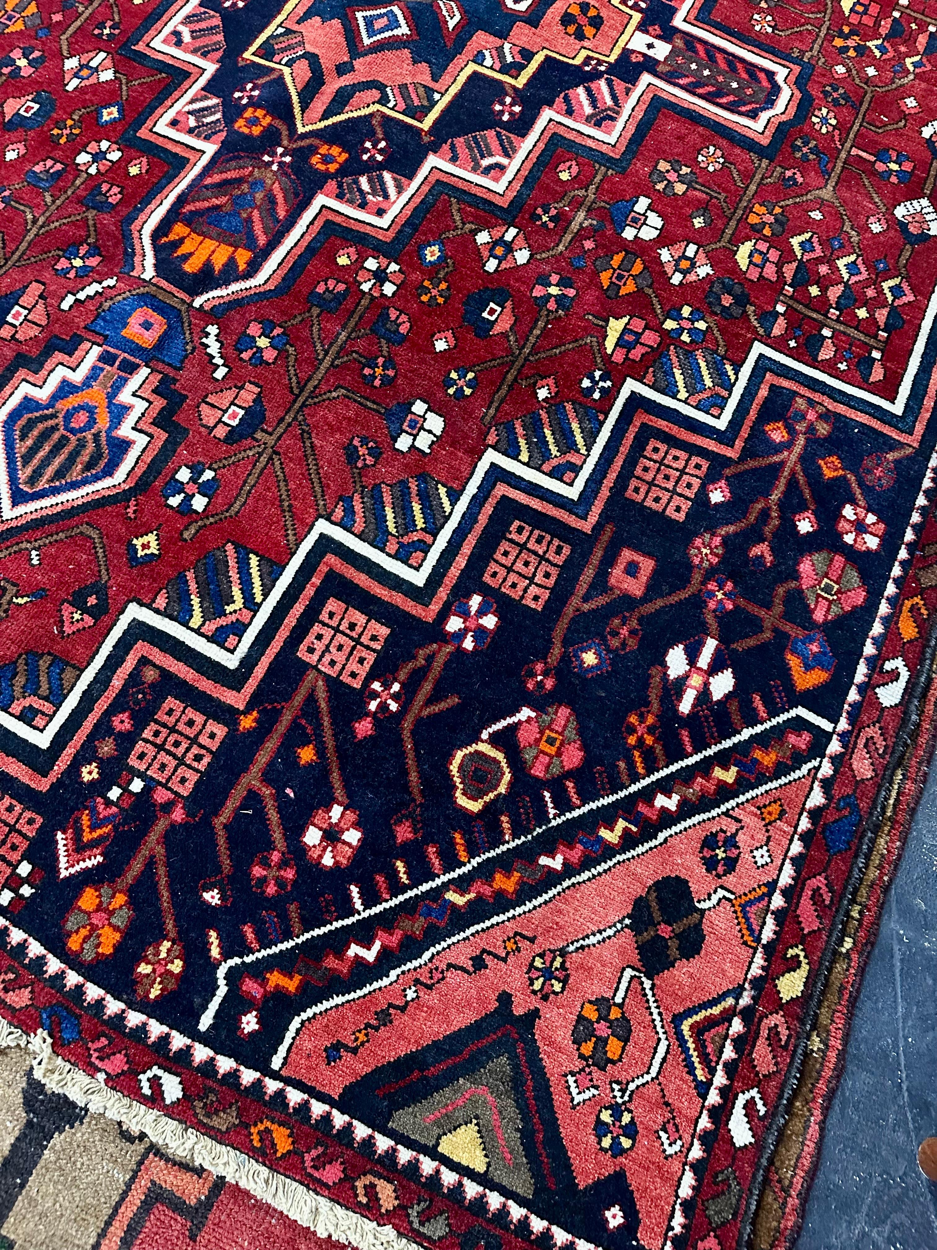 Kühnes Tribal Geometric Hand Knotted Persian Rug in kräftigem Rot und tiefem Marineblau im Zustand „Gut“ im Angebot in Lutz, FL