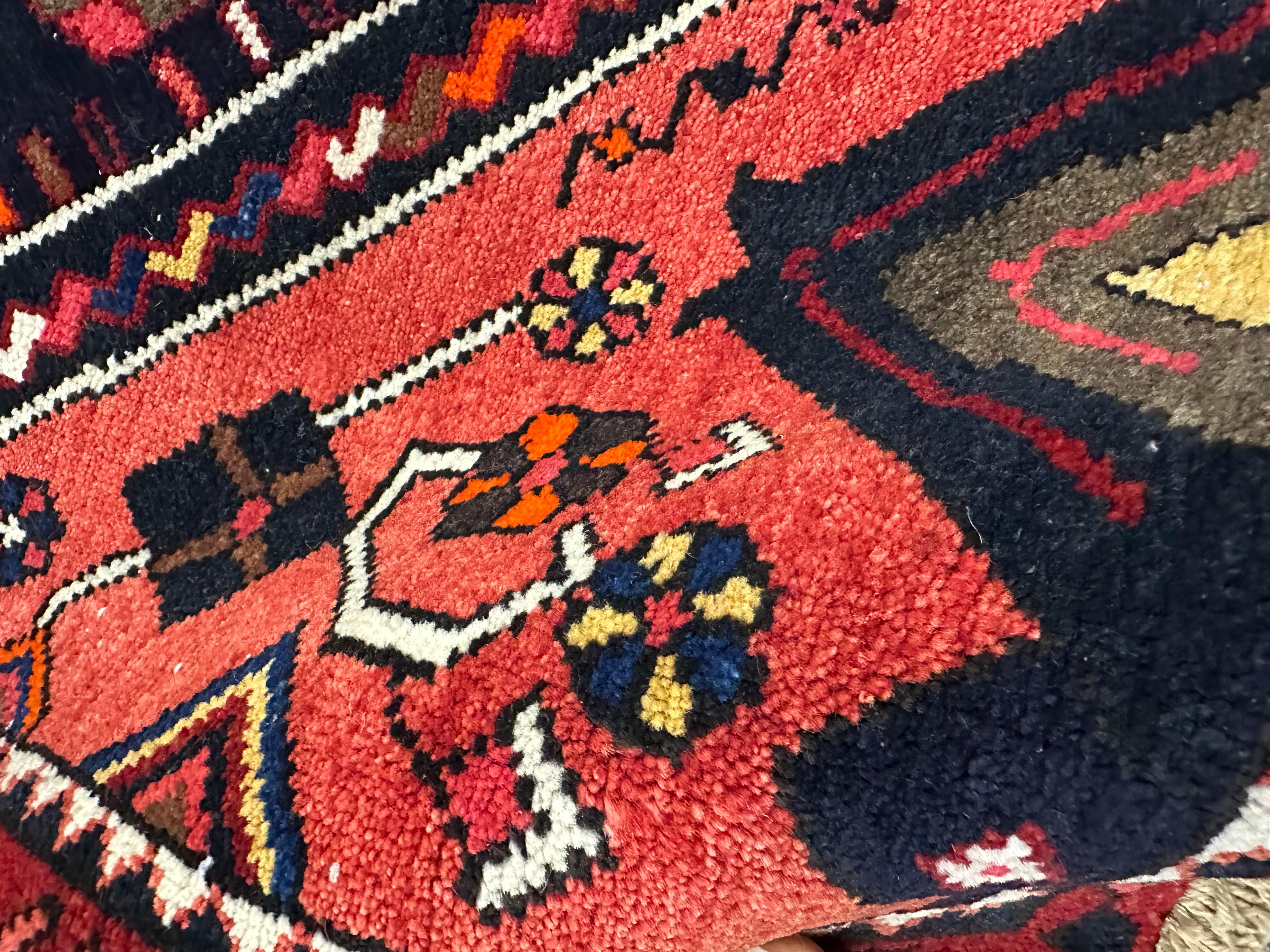 Kühnes Tribal Geometric Hand Knotted Persian Rug in kräftigem Rot und tiefem Marineblau (20. Jahrhundert) im Angebot