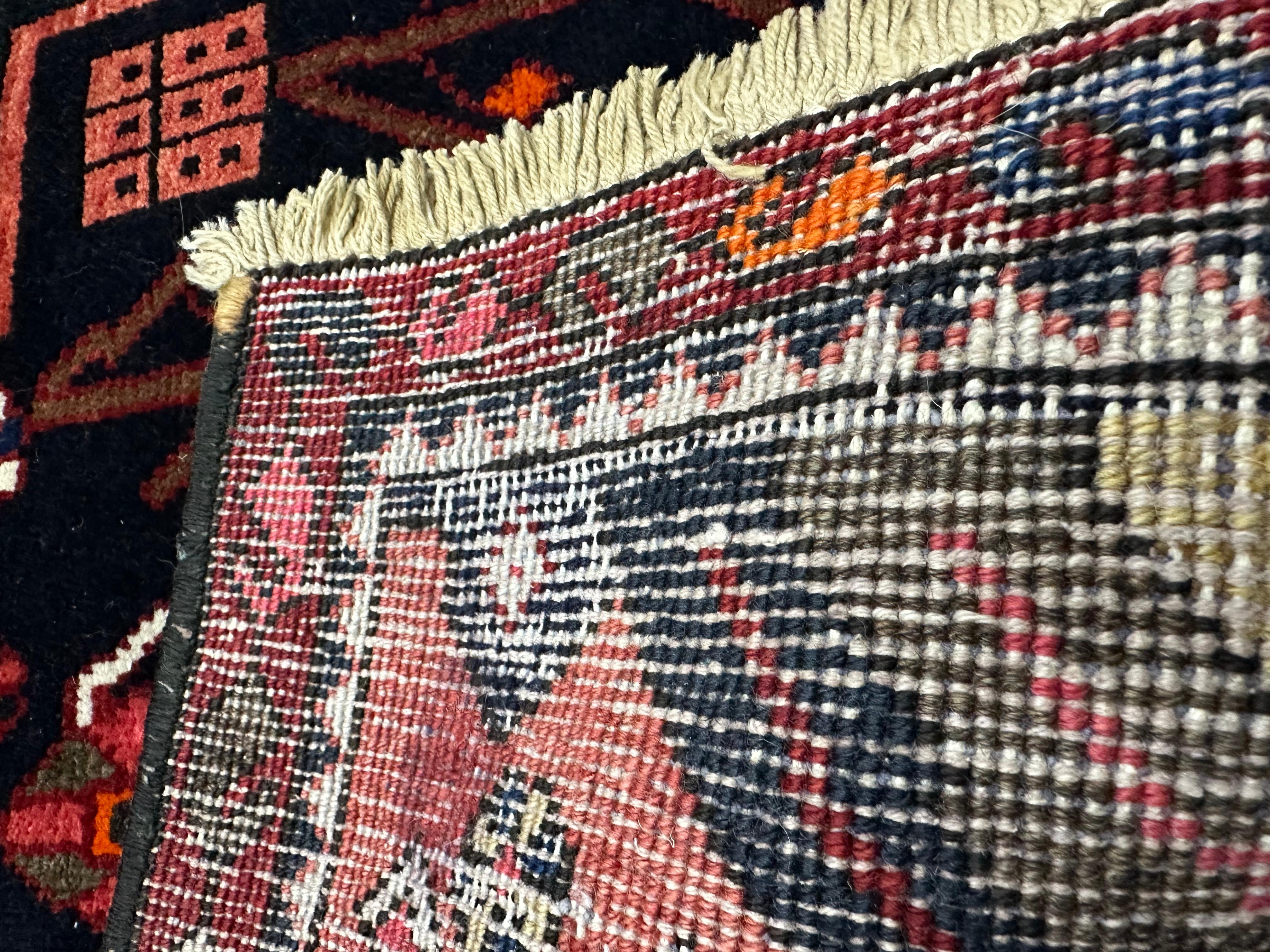 Kühnes Tribal Geometric Hand Knotted Persian Rug in kräftigem Rot und tiefem Marineblau (Wolle) im Angebot