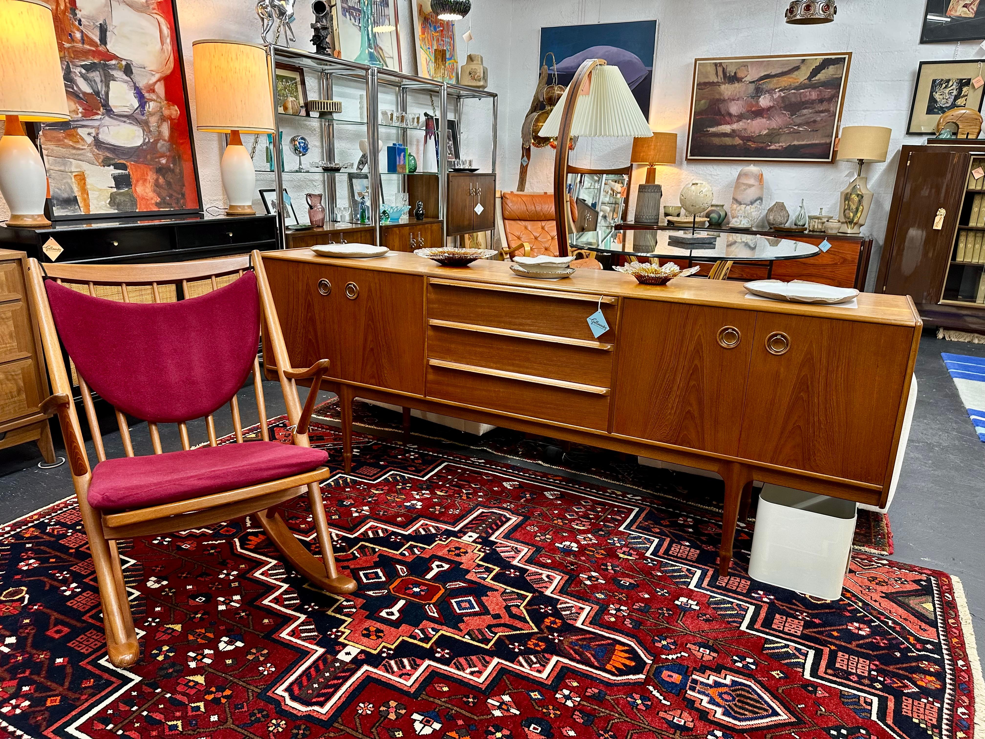 Kühnes Tribal Geometric Hand Knotted Persian Rug in kräftigem Rot und tiefem Marineblau im Angebot 1