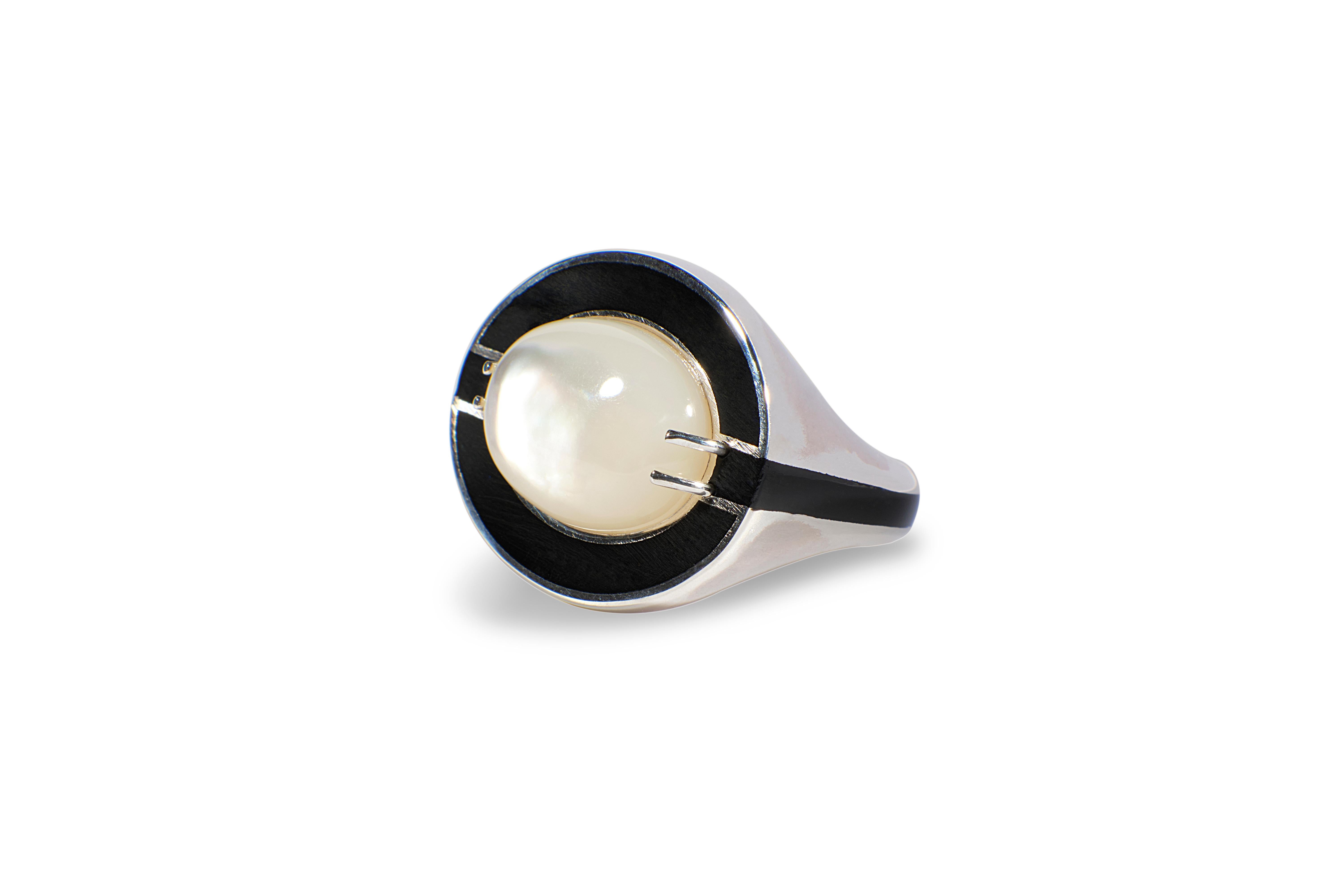 Man Bold Unisex 14K Gold Moonstone Ring with Black Enamel River Design For Sale 1