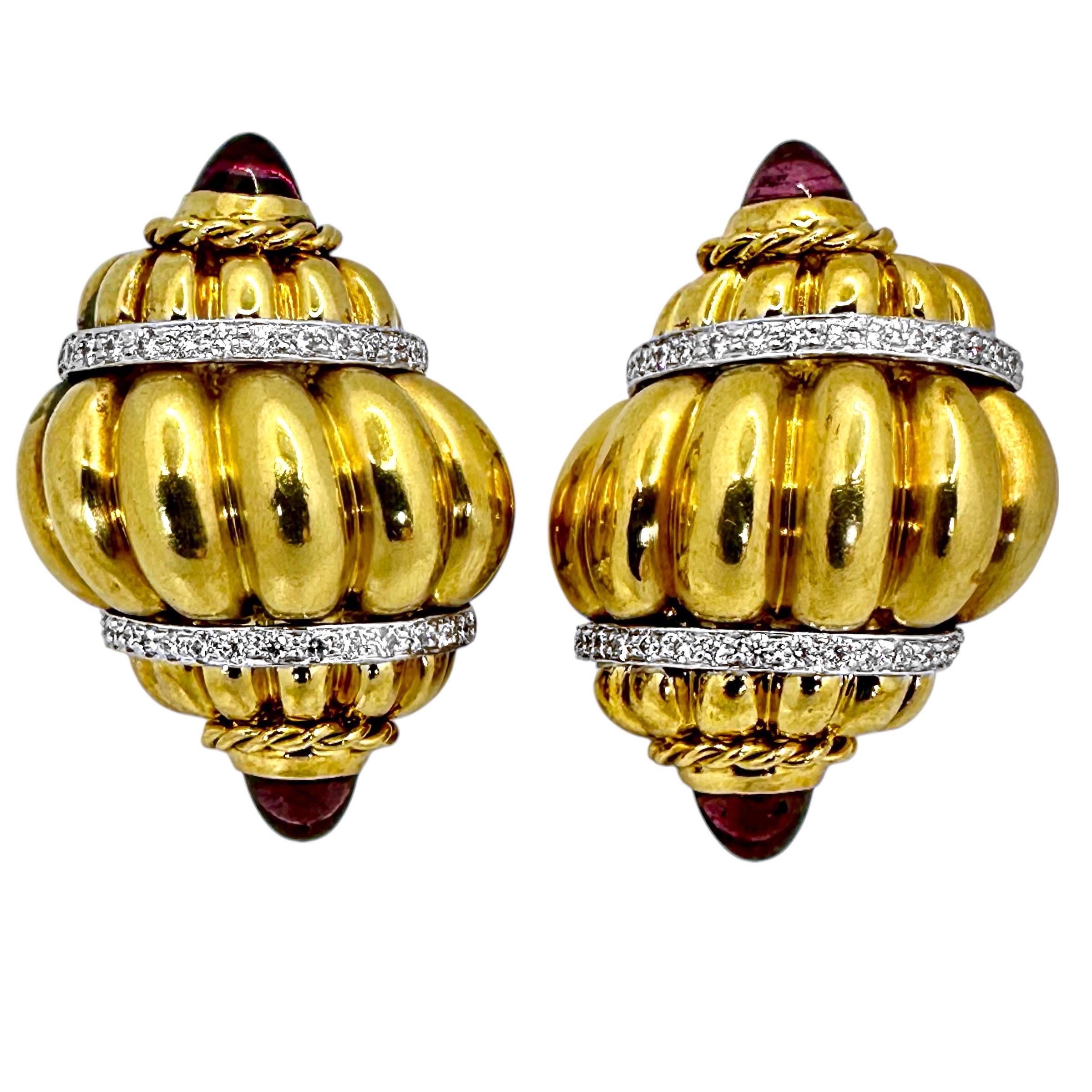 Inspirée par de nombreuses variétés de coquillages délicats du monde entier, cette interprétation de Valentin Magro est extrêmement bien réalisée. La paire est une symphonie de designs, de textures et de détails saisissants. Les dômes cannelés des