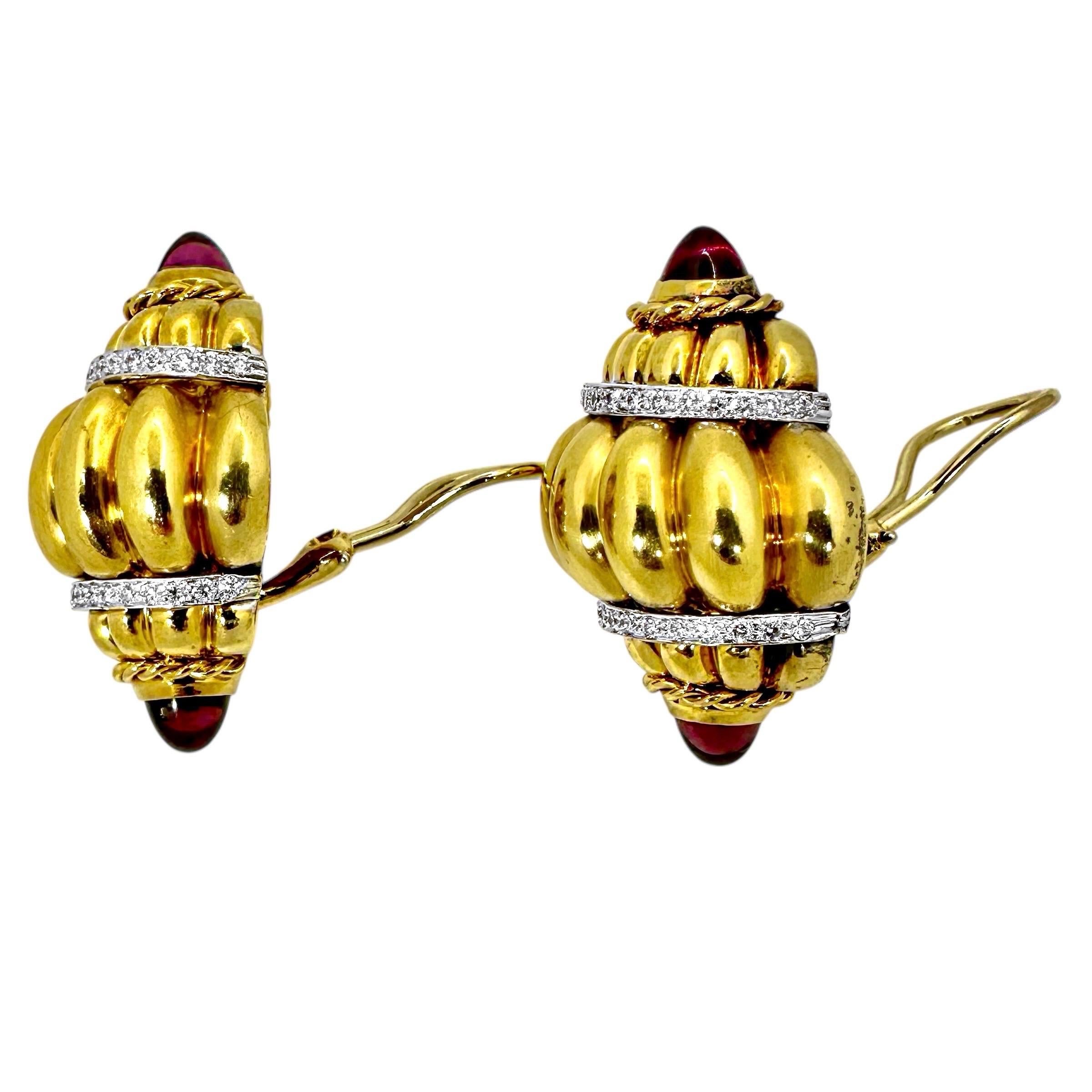 Moderne A Valentin Magro Boucles d'oreilles en or jaune avec motif coquillage, tourmaline et diamant en vente