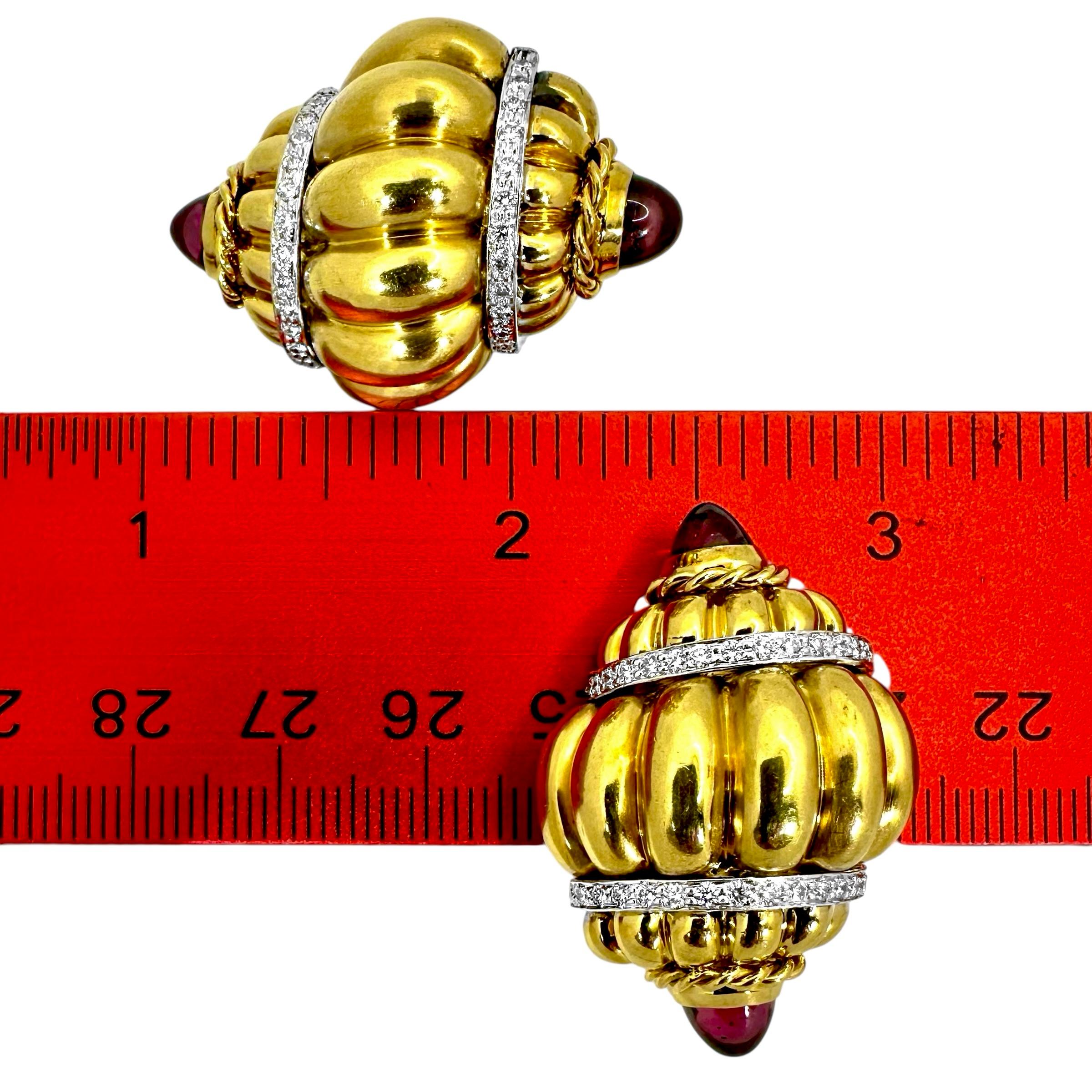 A Valentin Magro Boucles d'oreilles en or jaune avec motif coquillage, tourmaline et diamant en vente 1