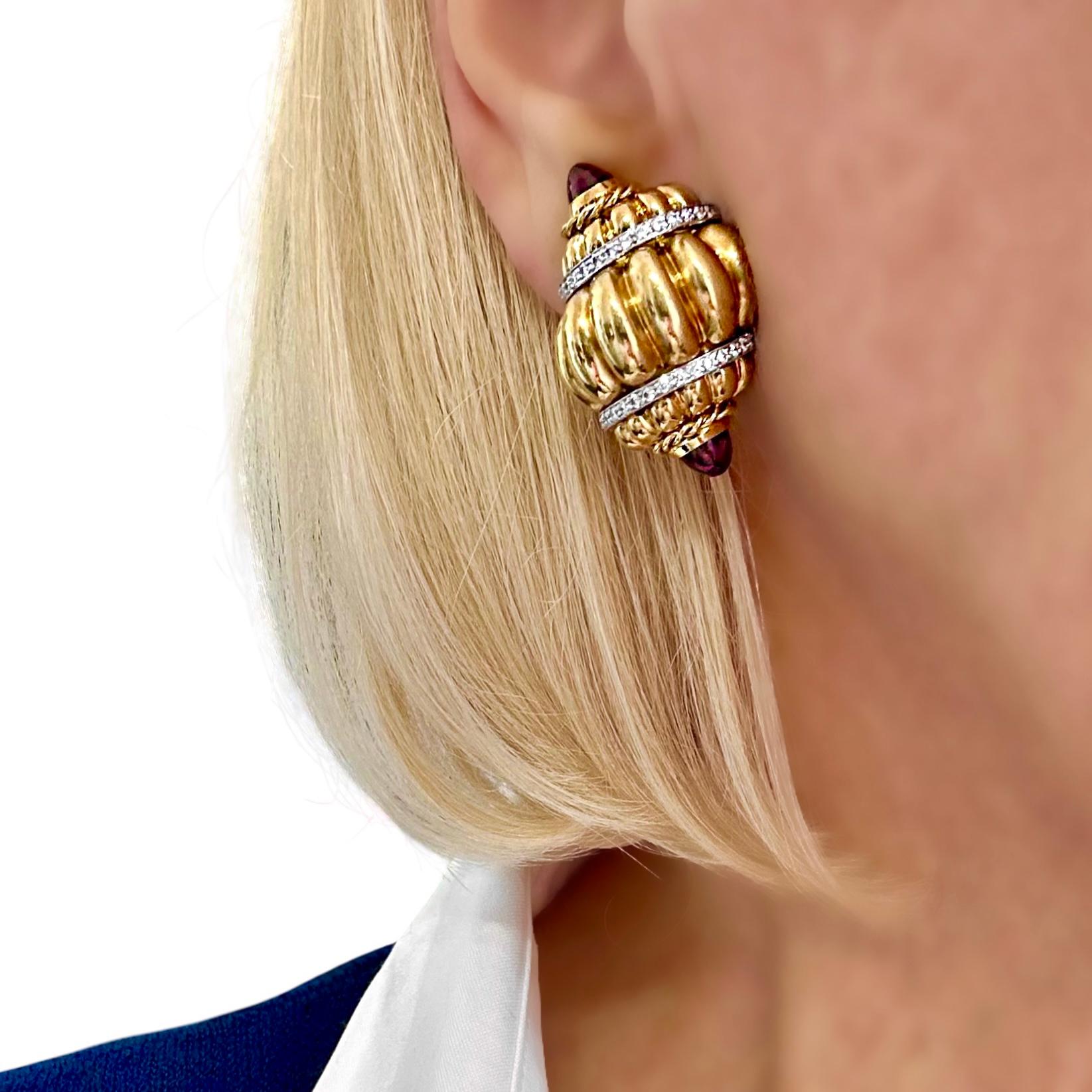 A Valentin Magro Boucles d'oreilles en or jaune avec motif coquillage, tourmaline et diamant en vente 3