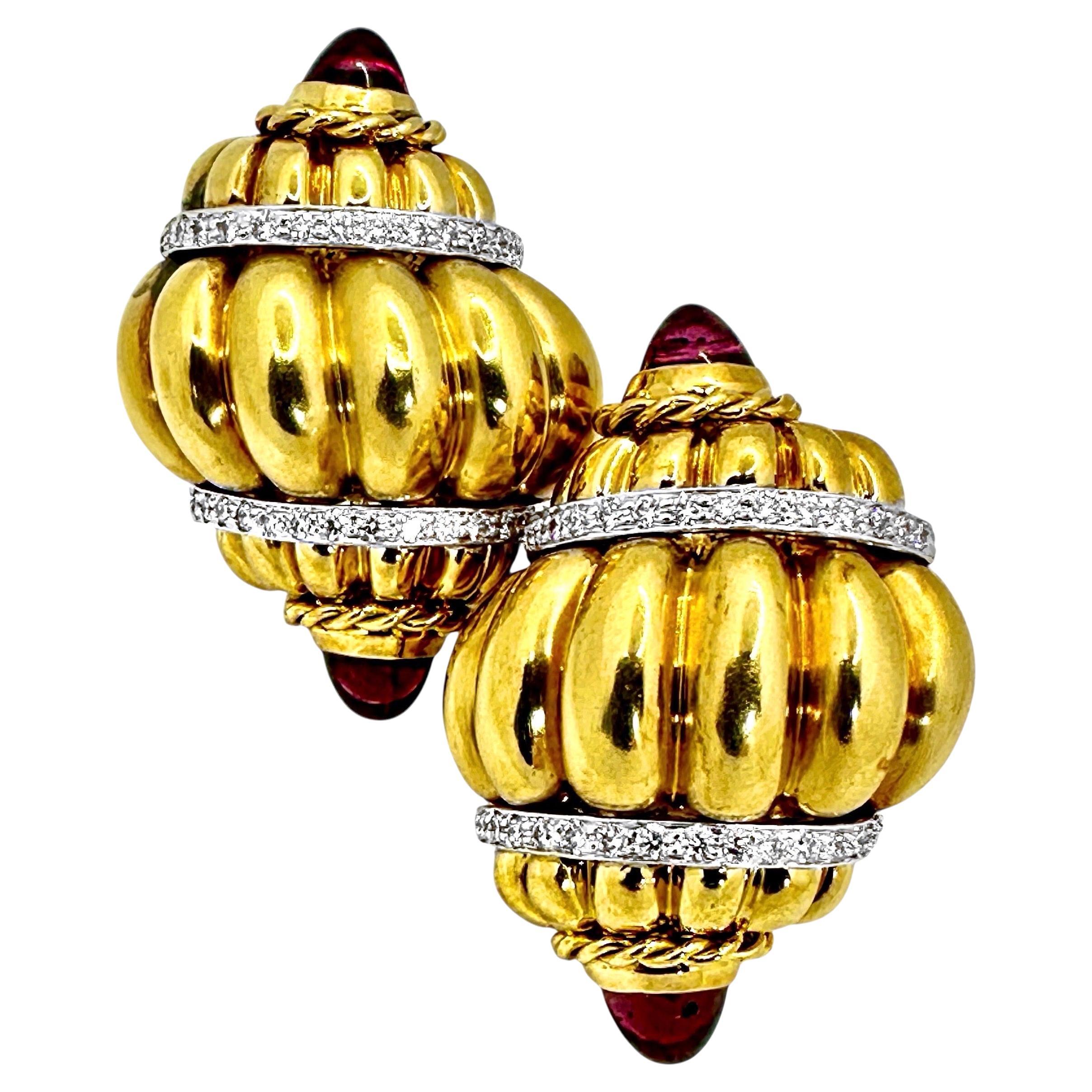 A Valentin Magro Boucles d
oreilles en or jaune avec motif coquillage, tourmaline et diamant en vente