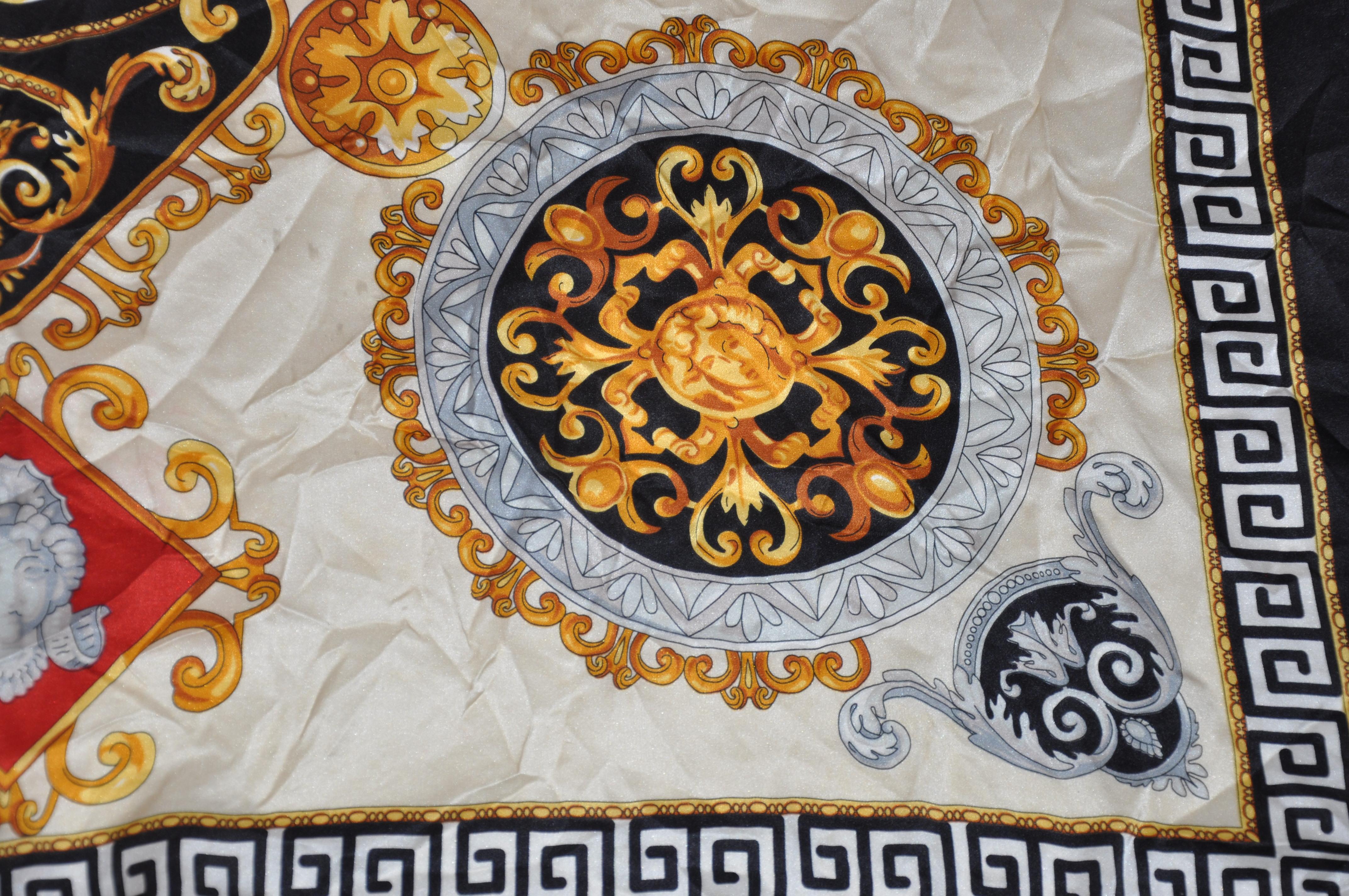       Cette écharpe en soie merveilleusement audacieuse et détaillée sur le thème de la Versace est finie avec des bords roulés à la main et mesure 33 pouces sur 34 pouces. Fabriquées en Italie.