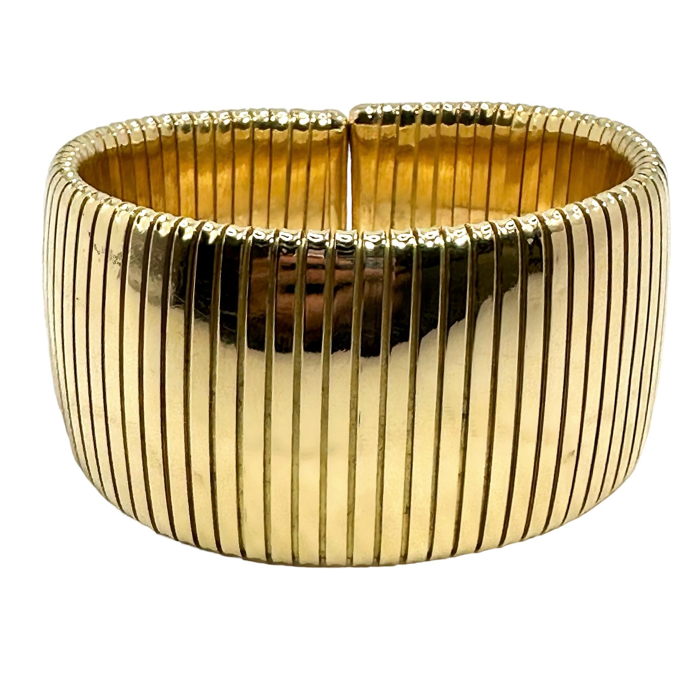 Cet étonnant bracelet italien en or jaune 18 carats se distingue véritablement dans le domaine des tubogas vintage. Il mesure une largeur considérable de 1 1/4 pouce au centre et se rétrécit légèrement jusqu'à 7/8 pouce à l'arrière. Le dos ouvert