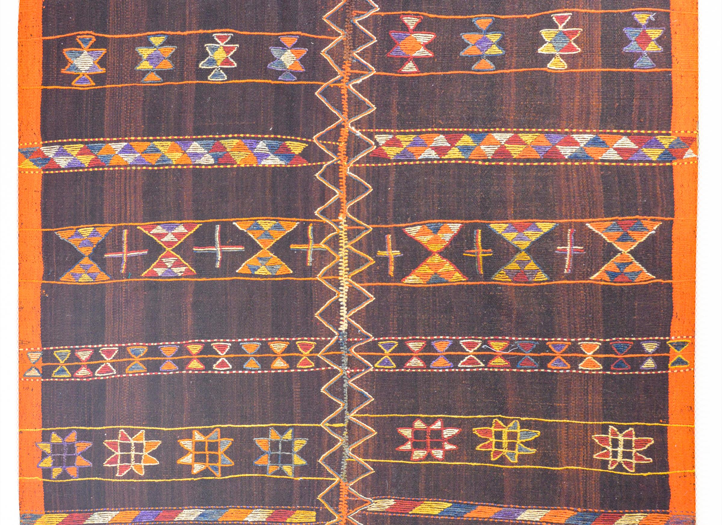 Ein schöner und kräftiger türkischer Kilimanjaros-Teppich aus der Mitte des 20. Jahrhunderts mit abwechselnd bunten, stilisierten Blumen und geometrisch gemusterten, gestickten Streifen.