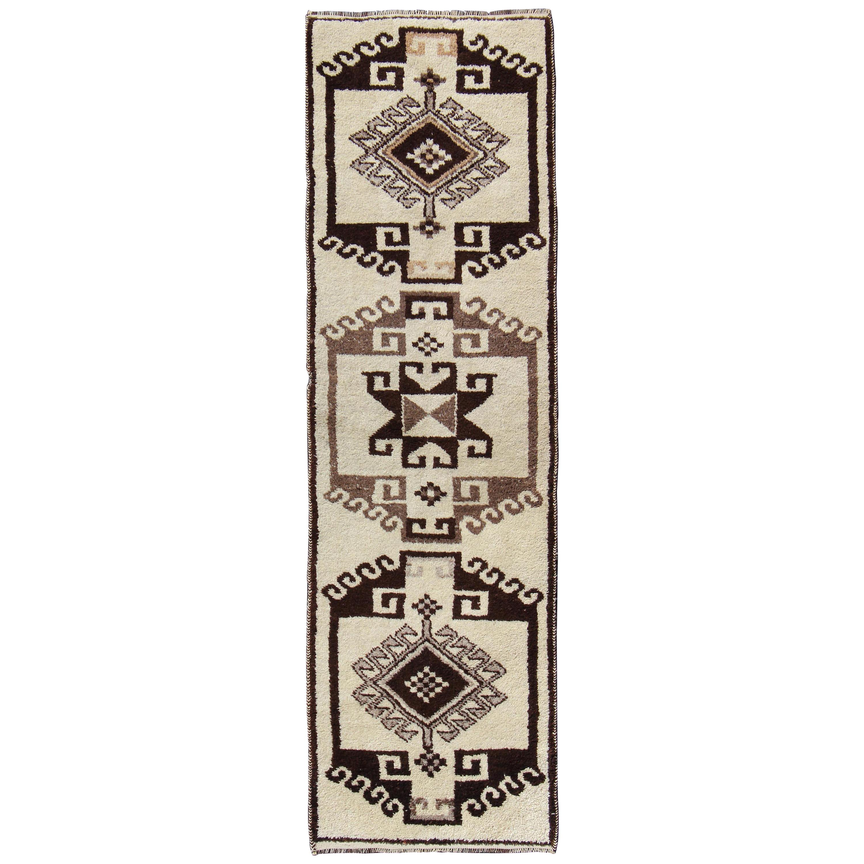 Un audace tappeto vintage turco Tulu Gallery con design tribale in marrone scuro e panna