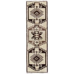 Tapis de galerie turc Tulu vintage audacieux à motifs tribaux en brun foncé et crème
