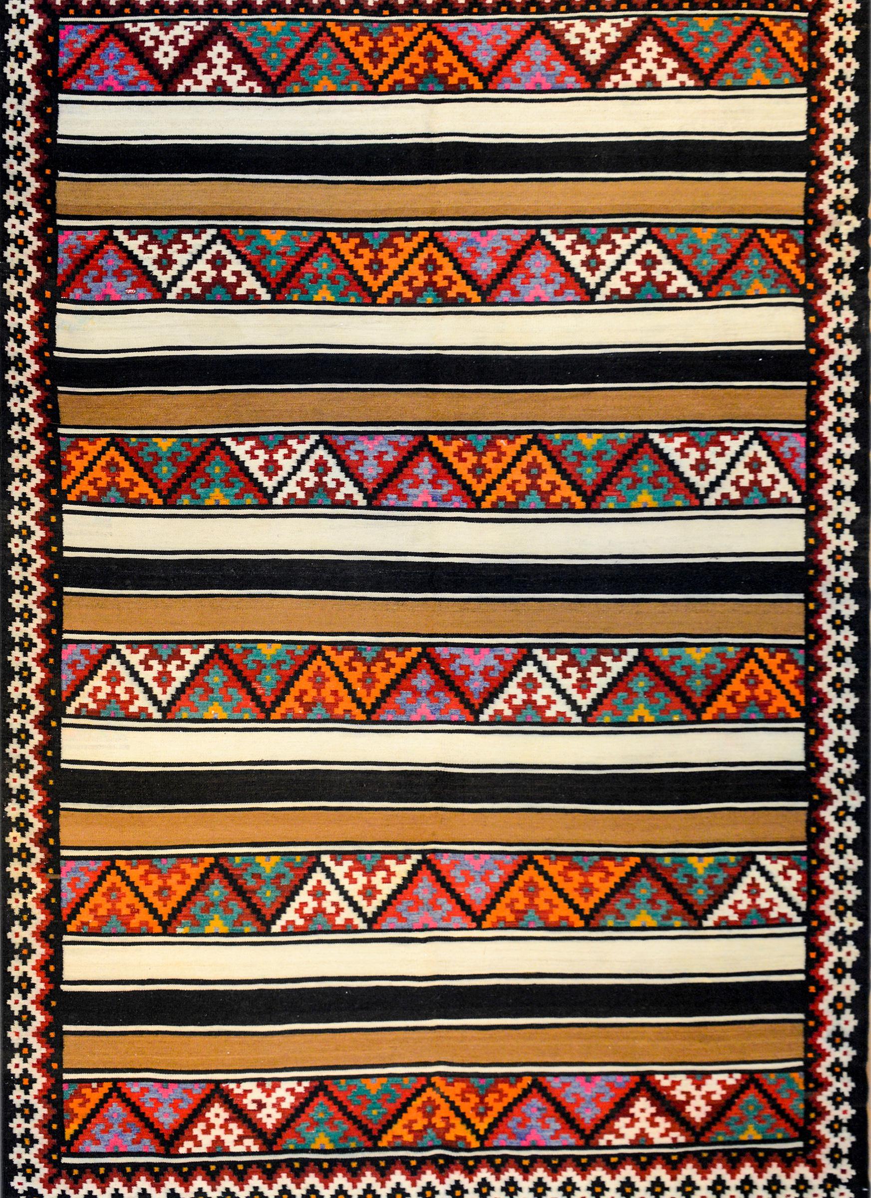 Un audace tappeto kilim Zarand vintage della metà del XX secolo con un bellissimo motivo a zig zag multicolore tessuto in lana color cremisi, arancione, lavanda, rosa, verde, bianco e nero, con strisce solide alternate. Il bordo è semplice, con un