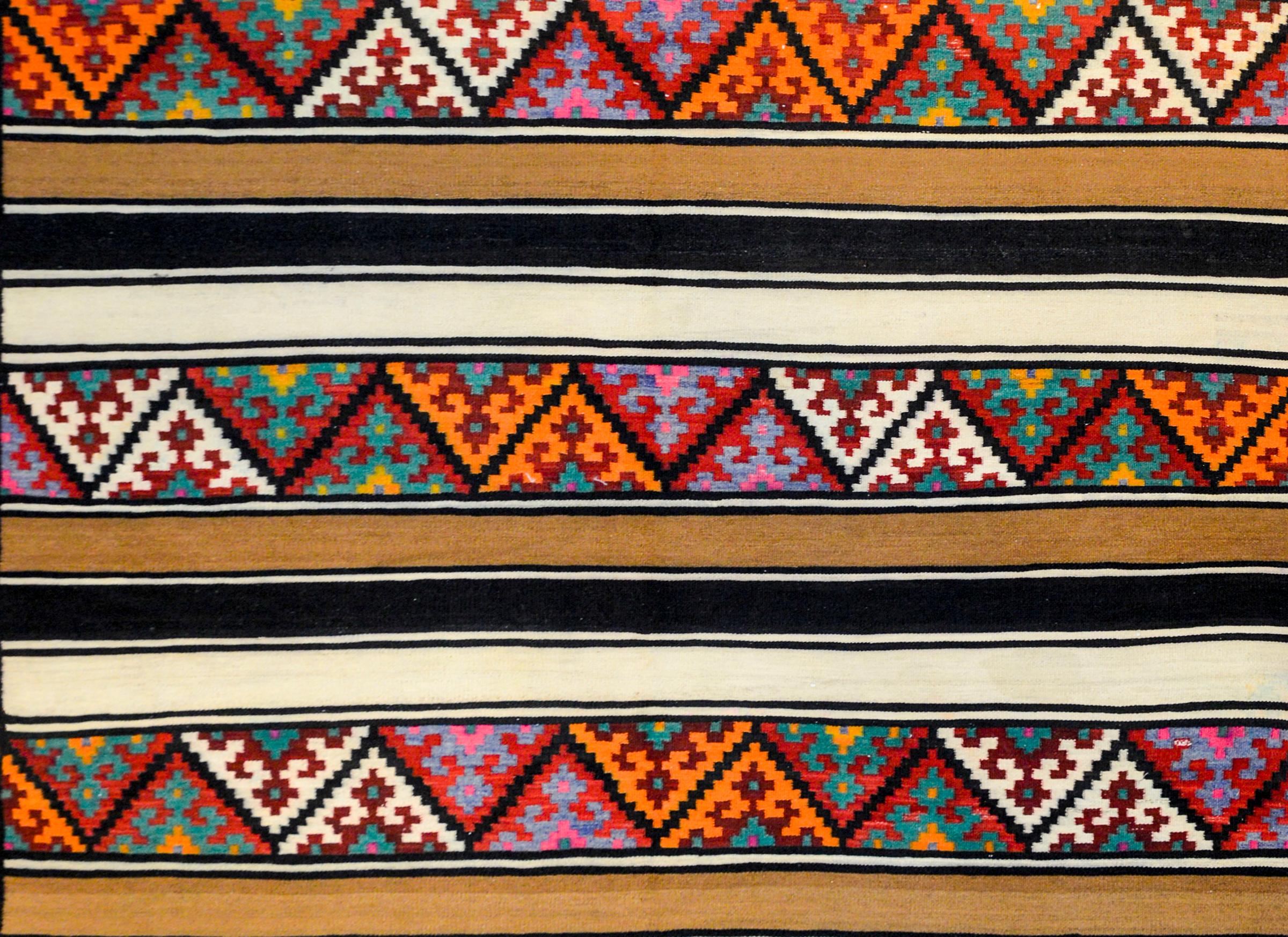 Tintura vegetale Runner Zarand Kilim vintage in grassetto in vendita