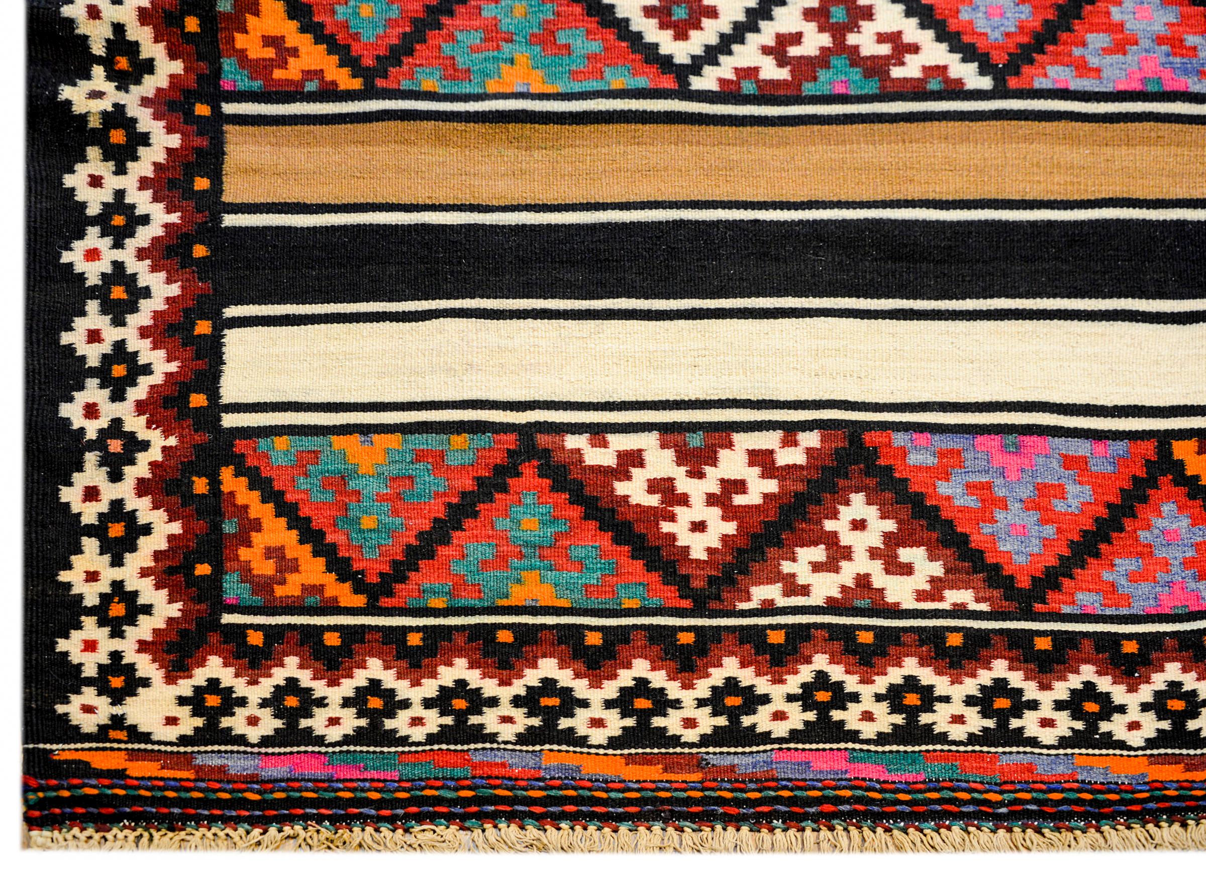 Metà XX secolo Runner Zarand Kilim vintage in grassetto in vendita