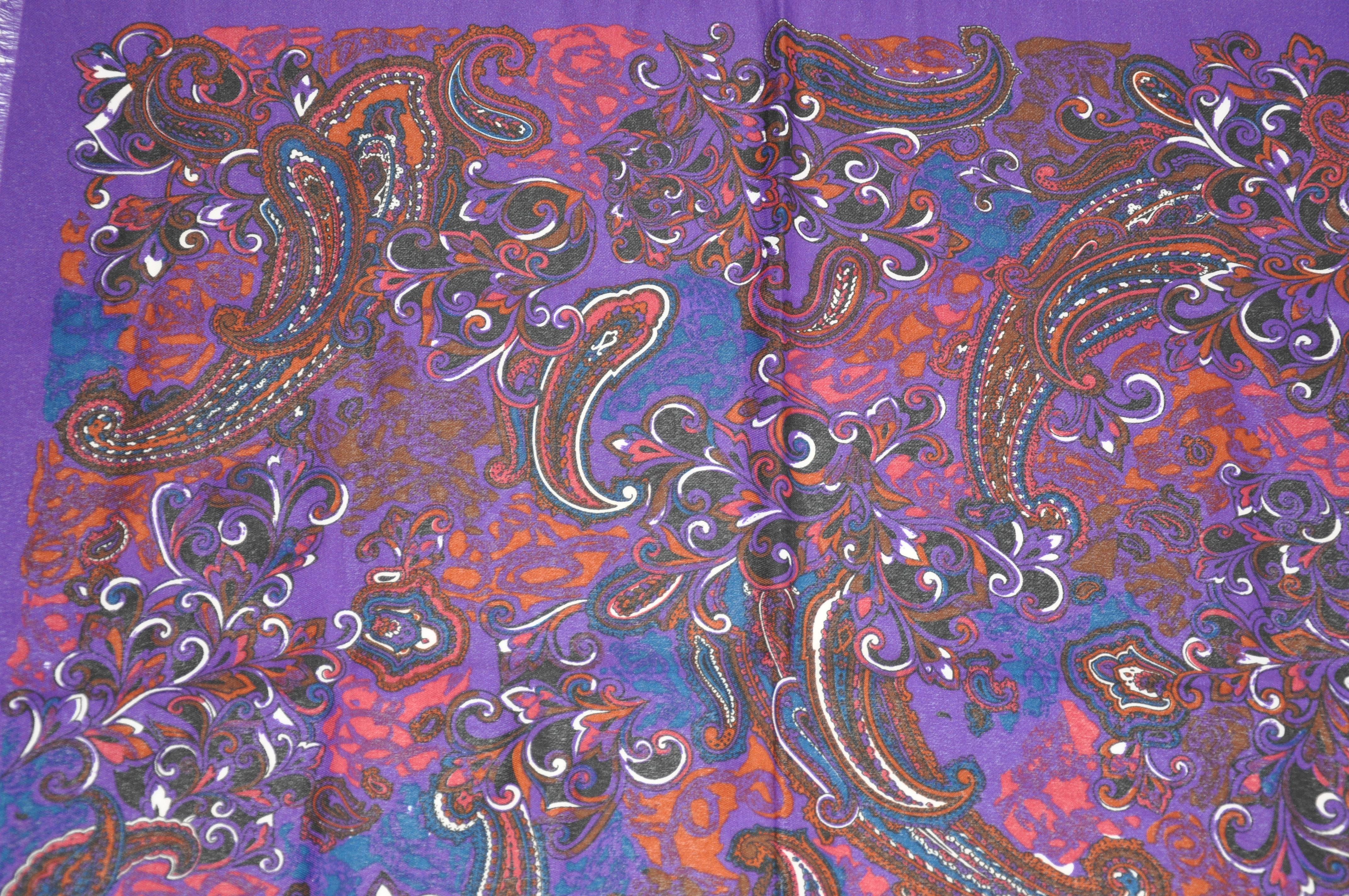 Violet Écharpe à franges en coton mélangé « Swirls Of Multi Palsey », violet audacieux en vente