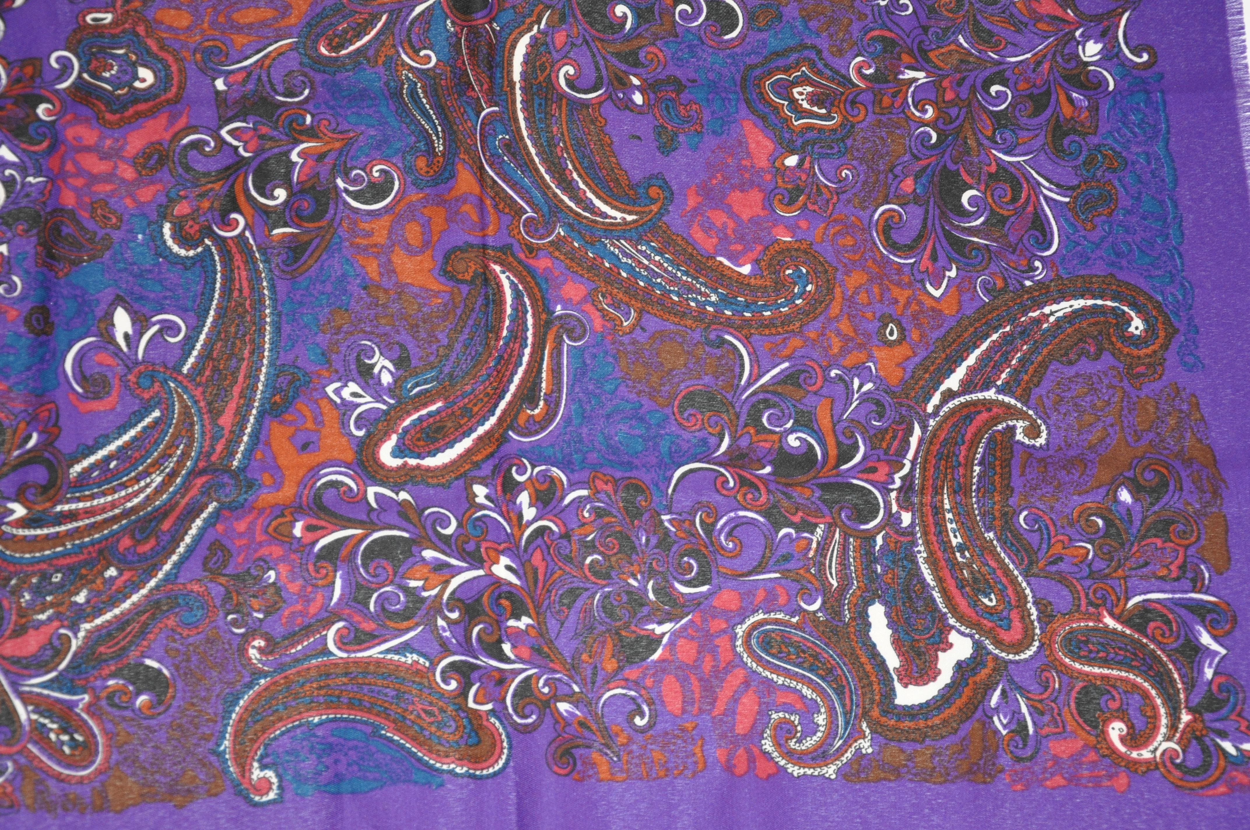 Écharpe à franges en coton mélangé « Swirls Of Multi Palsey », violet audacieux Bon état - En vente à New York, NY