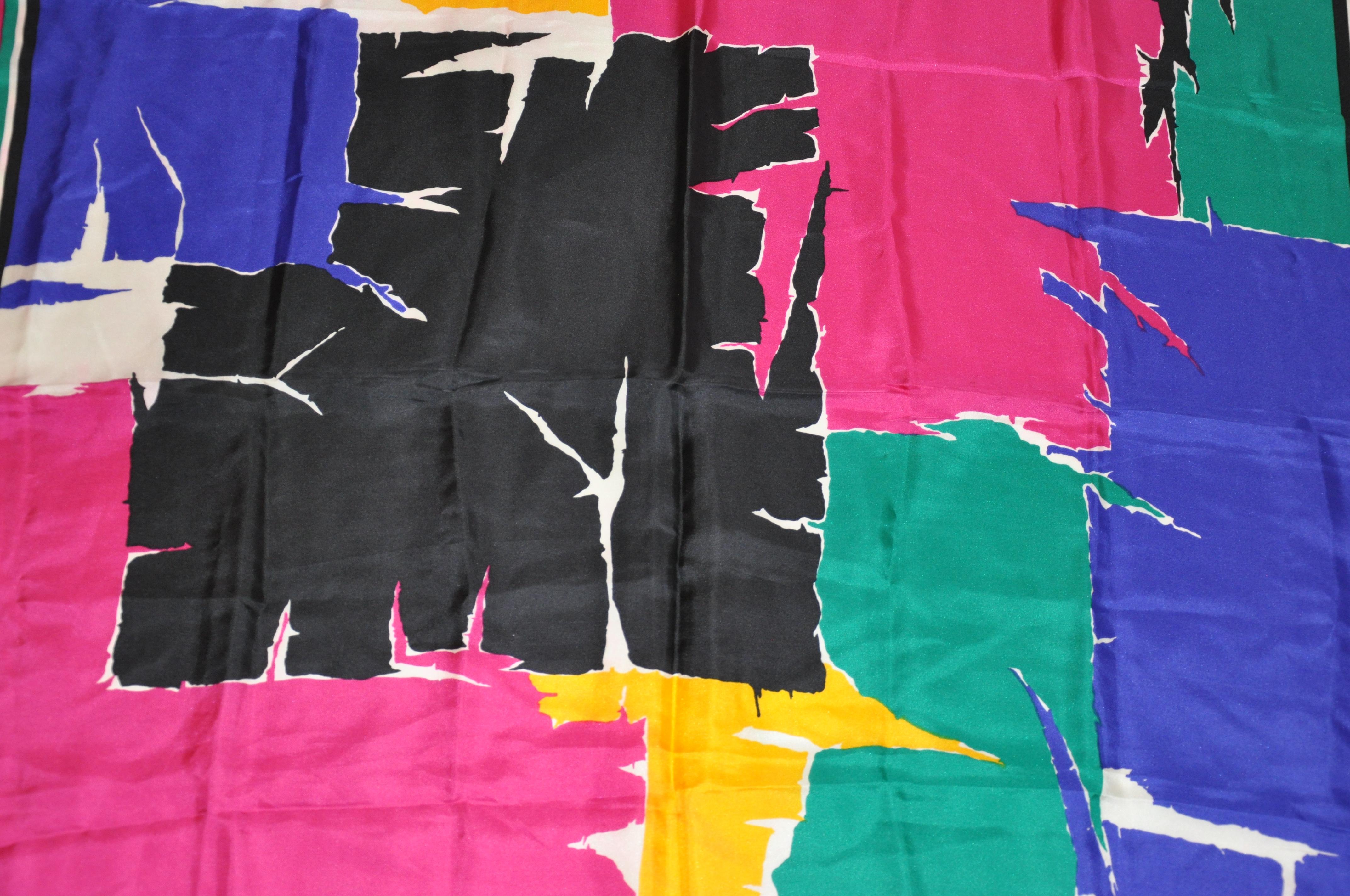        Ce foulard en soie multicolore 