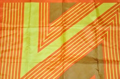 Polyesterschal ""Abstract Block Stripes"" in Tangerine & Gelb mit skurrilen Streifen