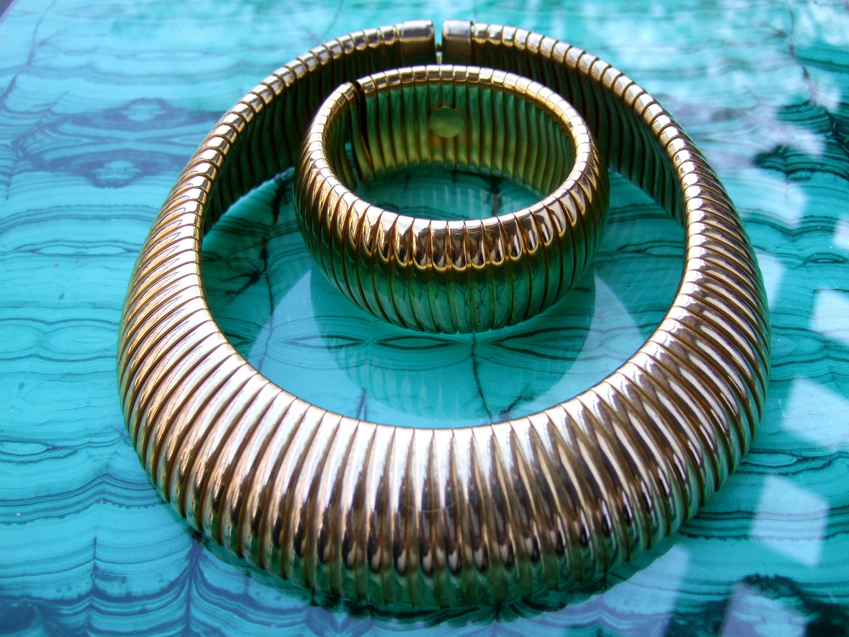Bold Wide Gilt Metal Stretch Band Choker & Bracelet Set c 1980s In Good Condition For Sale In University City, MO
