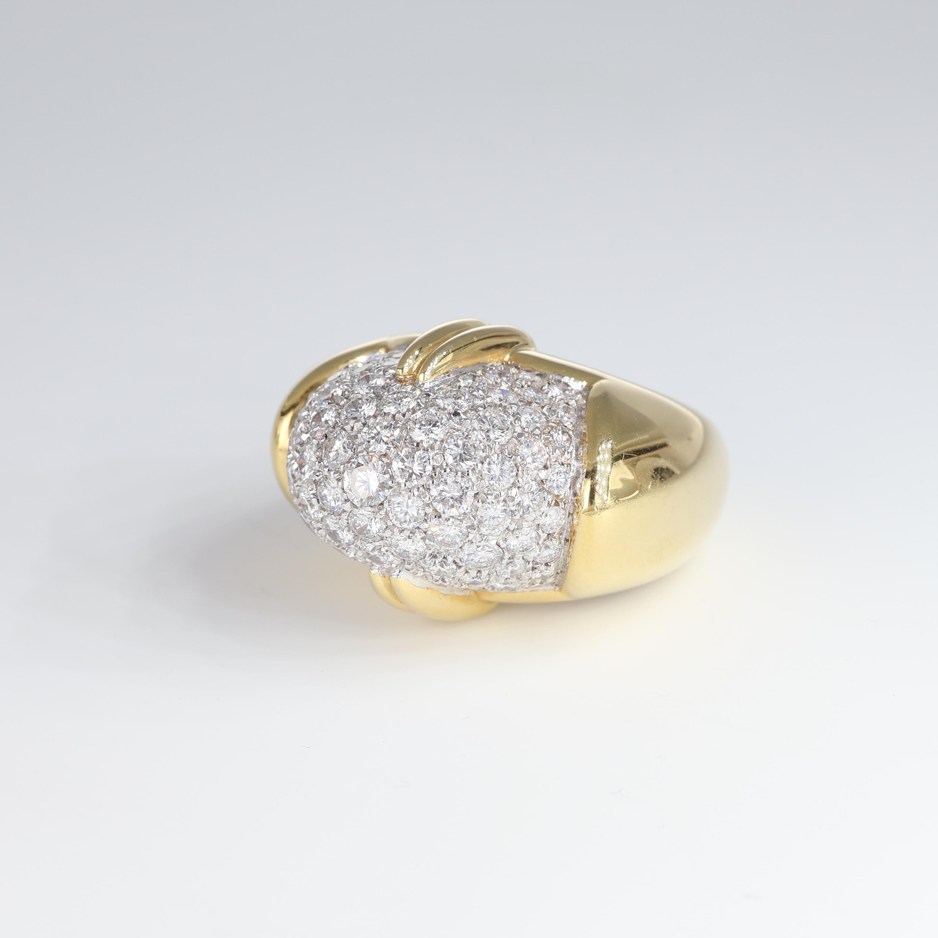 Brilliant Cut Bold Yellow Gold Vintage Ring with Pavé Diamonds, 3.17 Carats For Sale