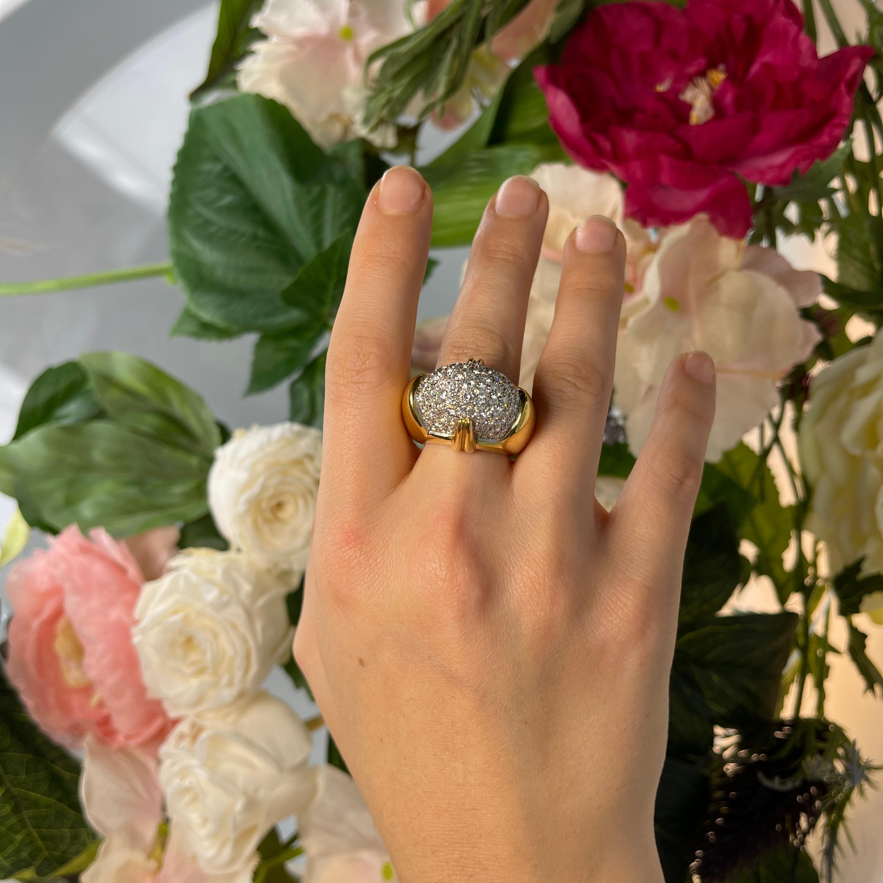 Bold Yellow Gold Vintage Ring with Pavé Diamonds, 3.17 Carats For Sale 2