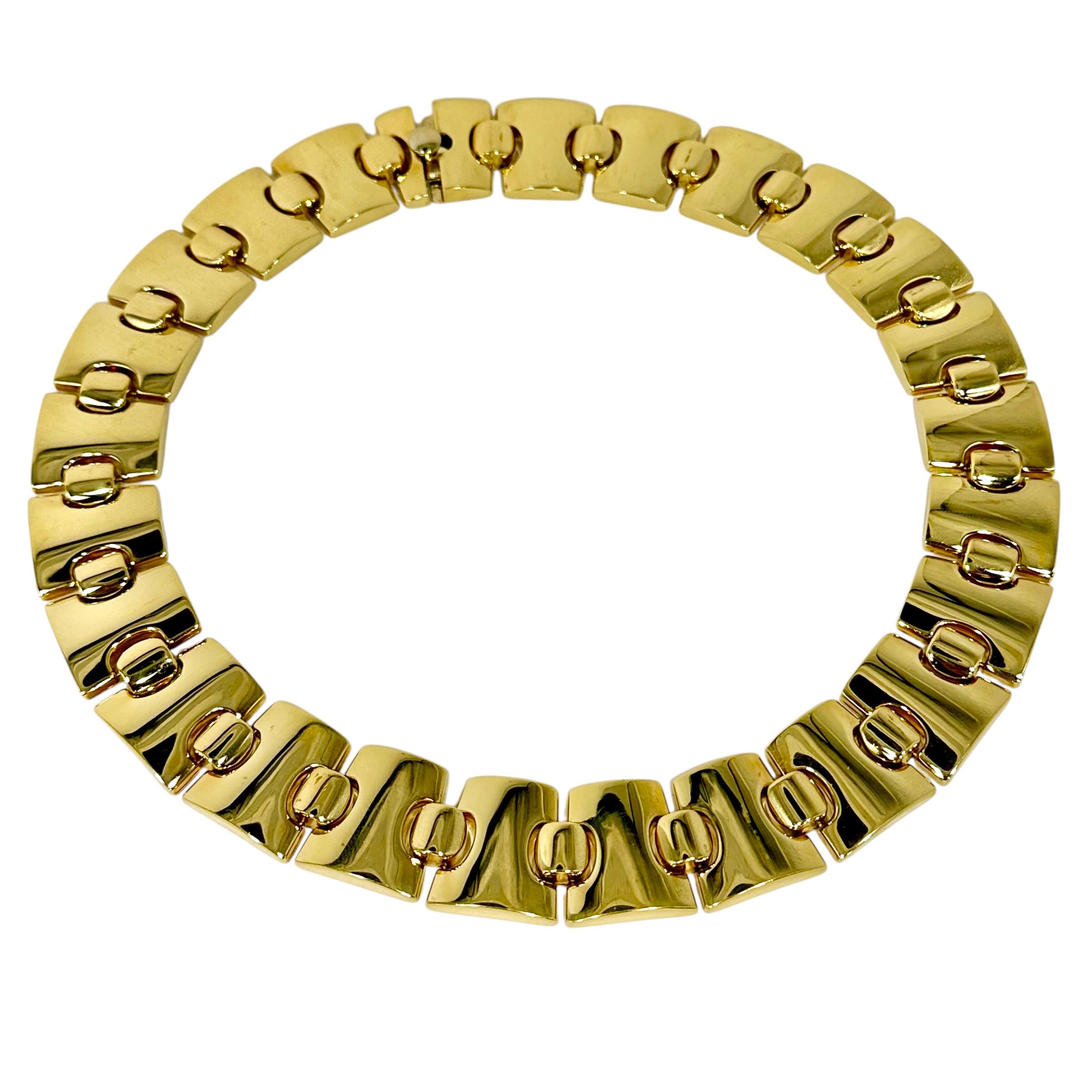 Questa straordinaria collana girocollo in oro giallo 18 carati degli anni '70 creata dalla stilista italiana KRIA è una delizia visiva di grande impatto. Venticinque sezioni affusolate di bombe con maglie di collegamento a forma di cuscino creano