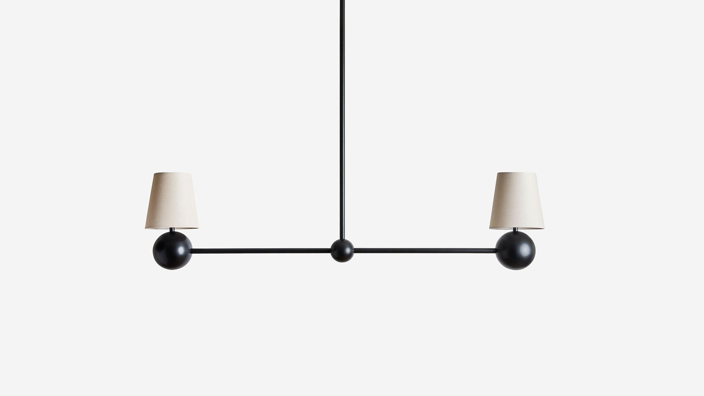 BOLE PENDANT II è un gioco di equilibri visivi. Un'armatura lineare apparentemente delicata fa fluttuare due robuste sfere e i relativi paralumi. Distribuendo uniformemente la luce su un'ampia superficie, questo pendente conferisce peso e leggerezza