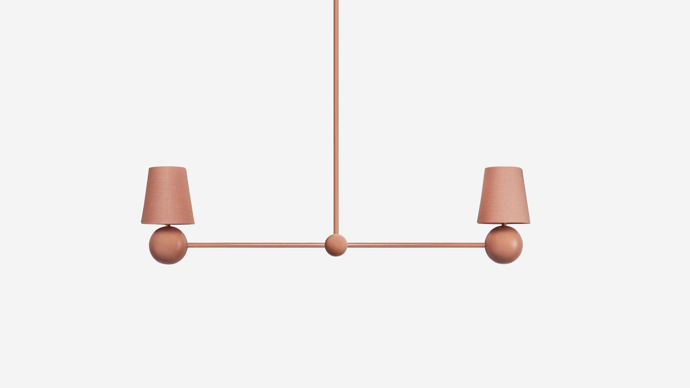 BOLE PENDANT II è un gioco di equilibri visivi. Un'armatura lineare apparentemente delicata fa fluttuare due robuste sfere e i relativi paralumi. Distribuendo uniformemente la luce su un'ampia superficie, questo pendente conferisce peso e leggerezza
