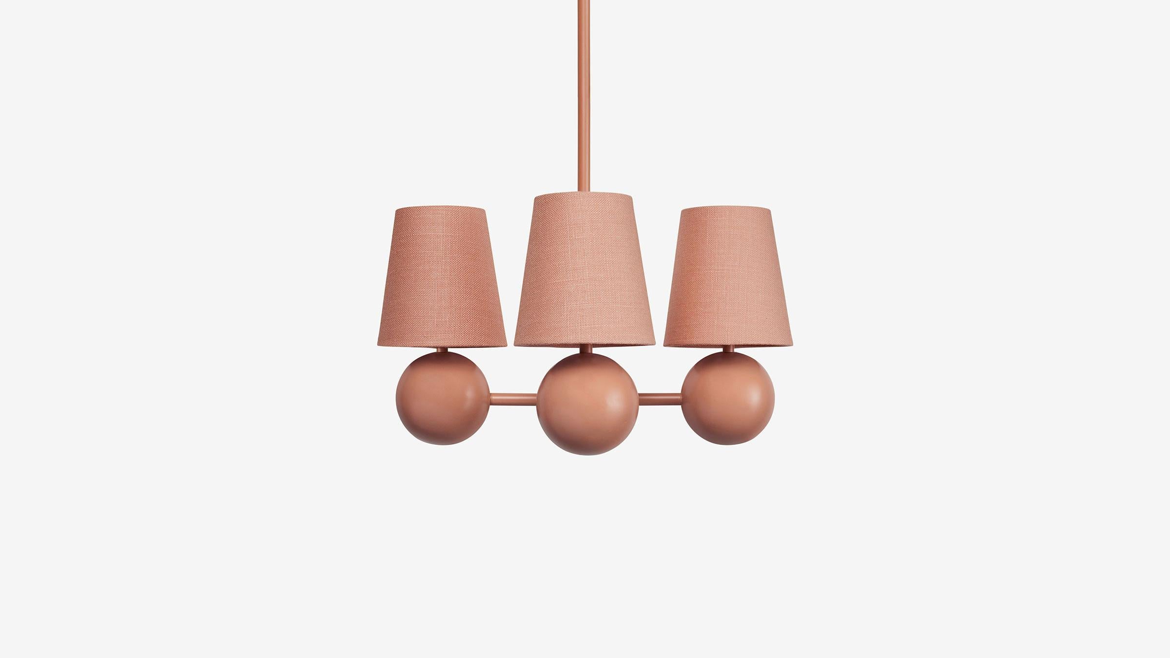 BOLE PENDANT IV fait flotter quatre sphères robustes et leurs ombres suspendues, réunies par un point central substantiel. Fournissant une grande quantité de lumière, ce luminaire apporte à la fois du poids et de la légèreté à toute salle à manger