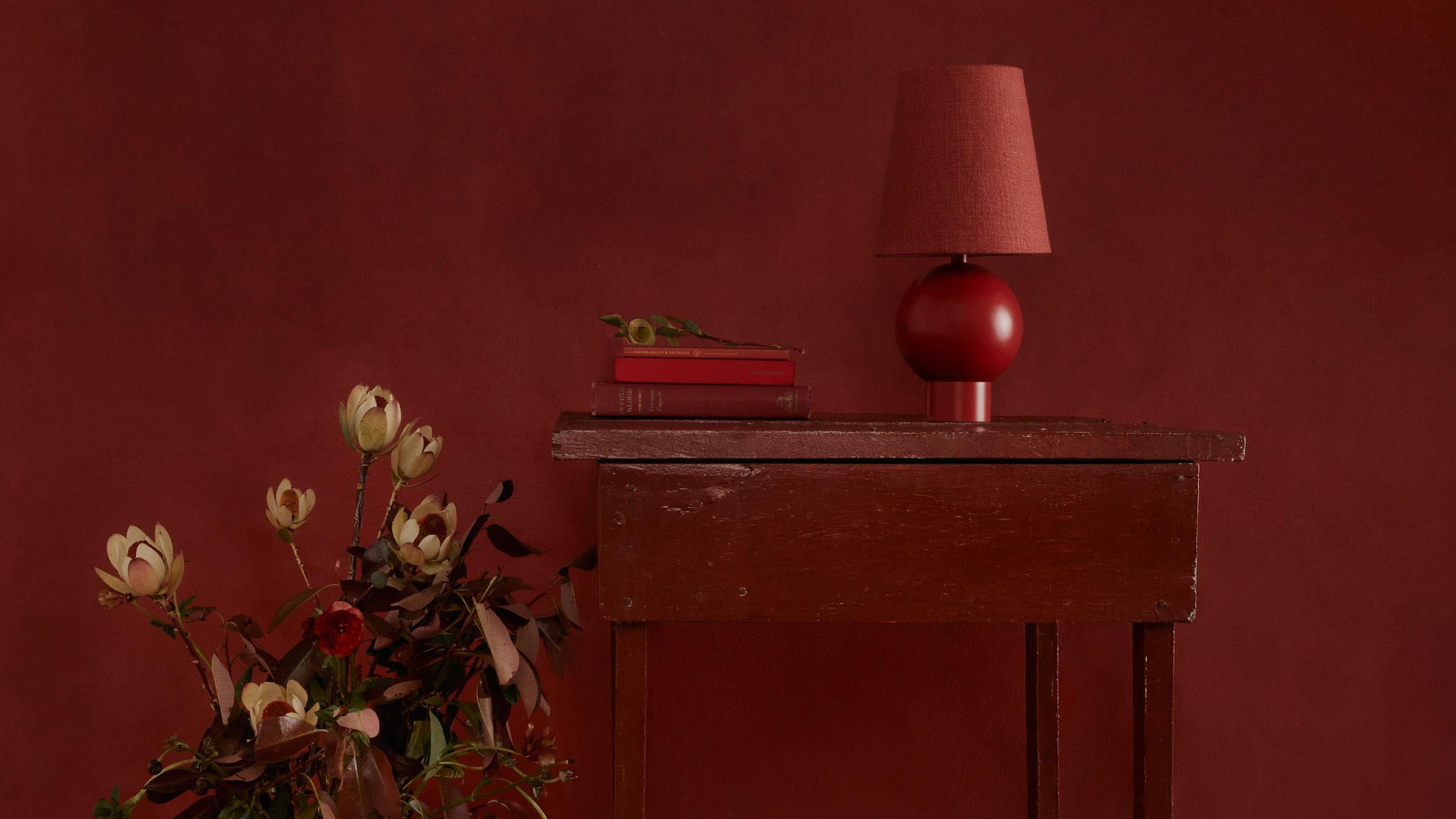 BOLE TABLE LAMP bringt die robuste Kugel der Collection'S BOLE auf Augenhöhe. Mit ihren selbstbewussten Proportionen sitzt diese Tischleuchte bequem im Zentrum der Aufmerksamkeit oder versteckt sich, um das Unerwartete zu beleuchten. UL, cUL,