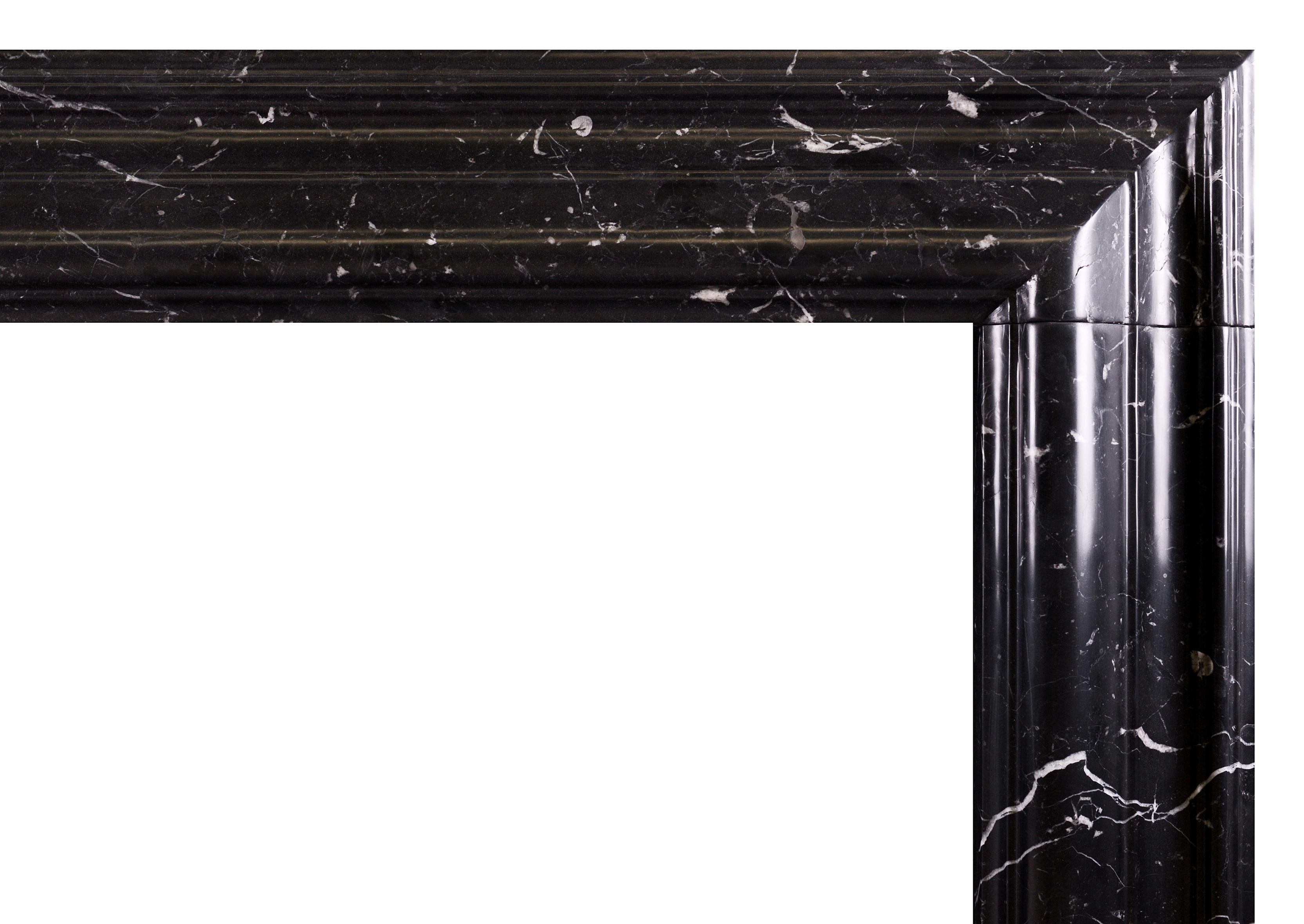 Ein englischer geformter Kamin aus schwarzem Nero Marquina-Marmor mit weißen Adern. Eine elegante Form, die auf einem historischen Original basiert. Modern.


Breite des Regals:            1435 mm /     56 1/2 in
Gesamthöhe:       1102 mm /      43