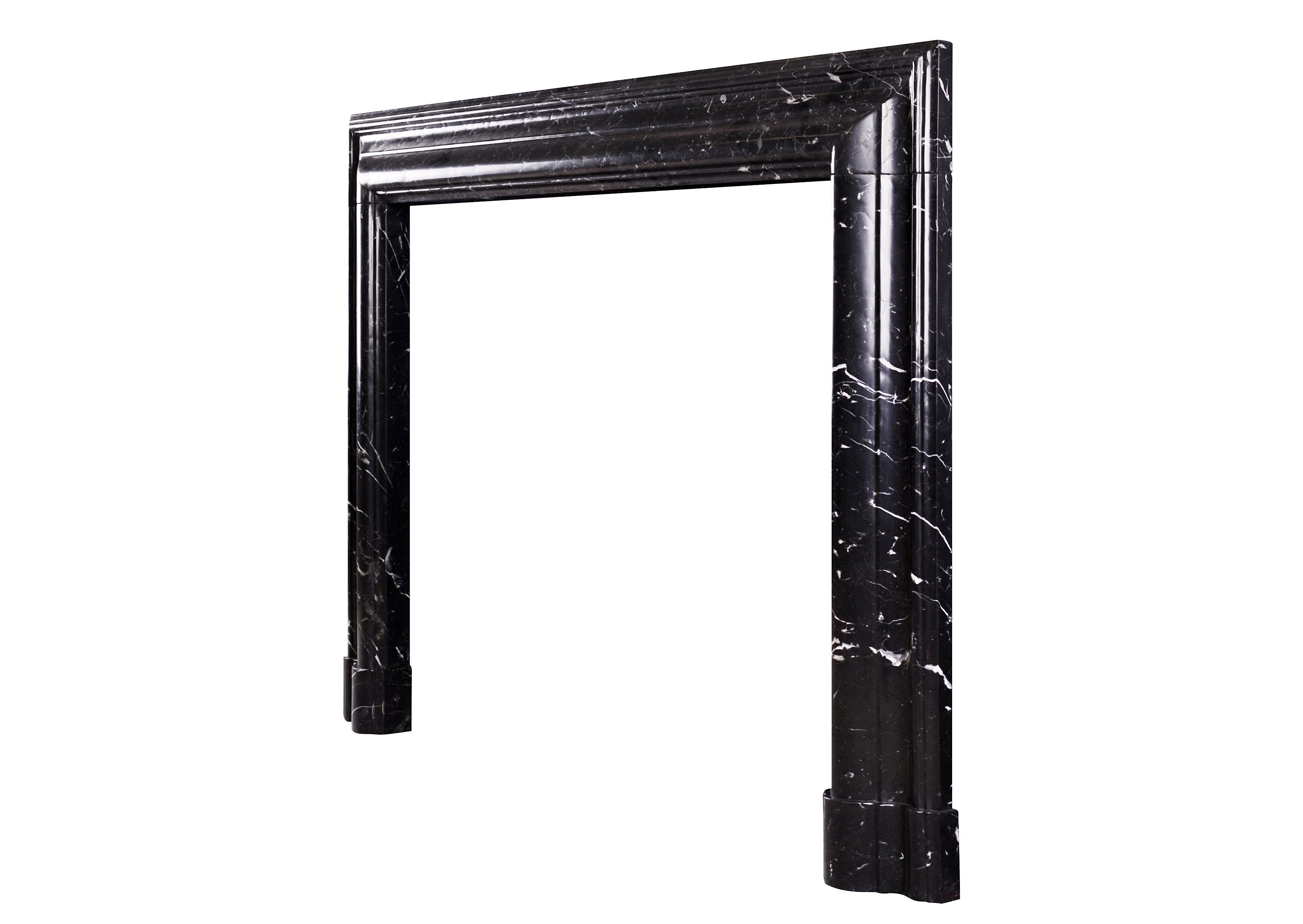 Bolection-Kamin aus Nero Marquina-Marmor (Englisch) im Angebot