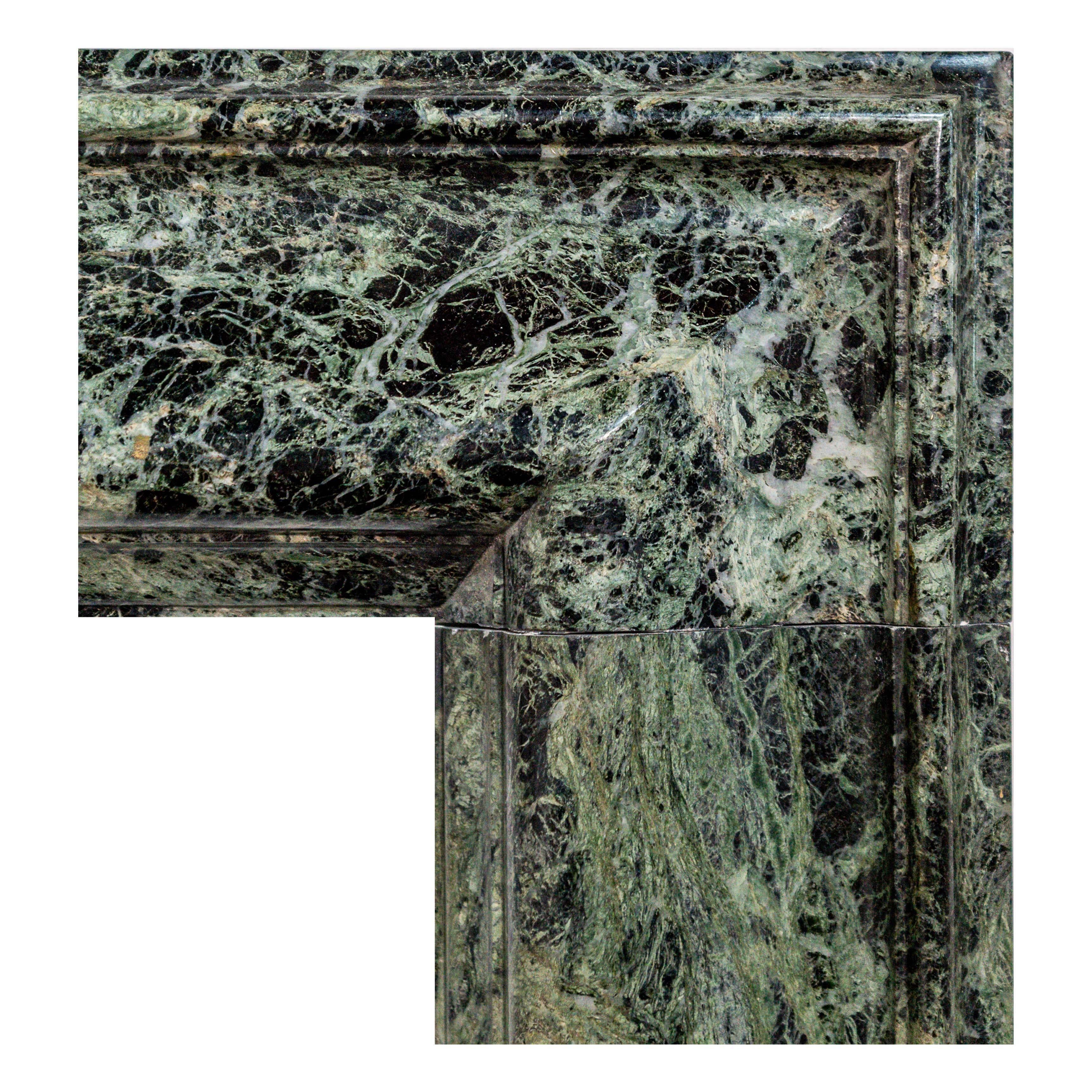 Bolection Kamin  Kaminsims aus Verde Alpi-Marmor (Barock) im Angebot