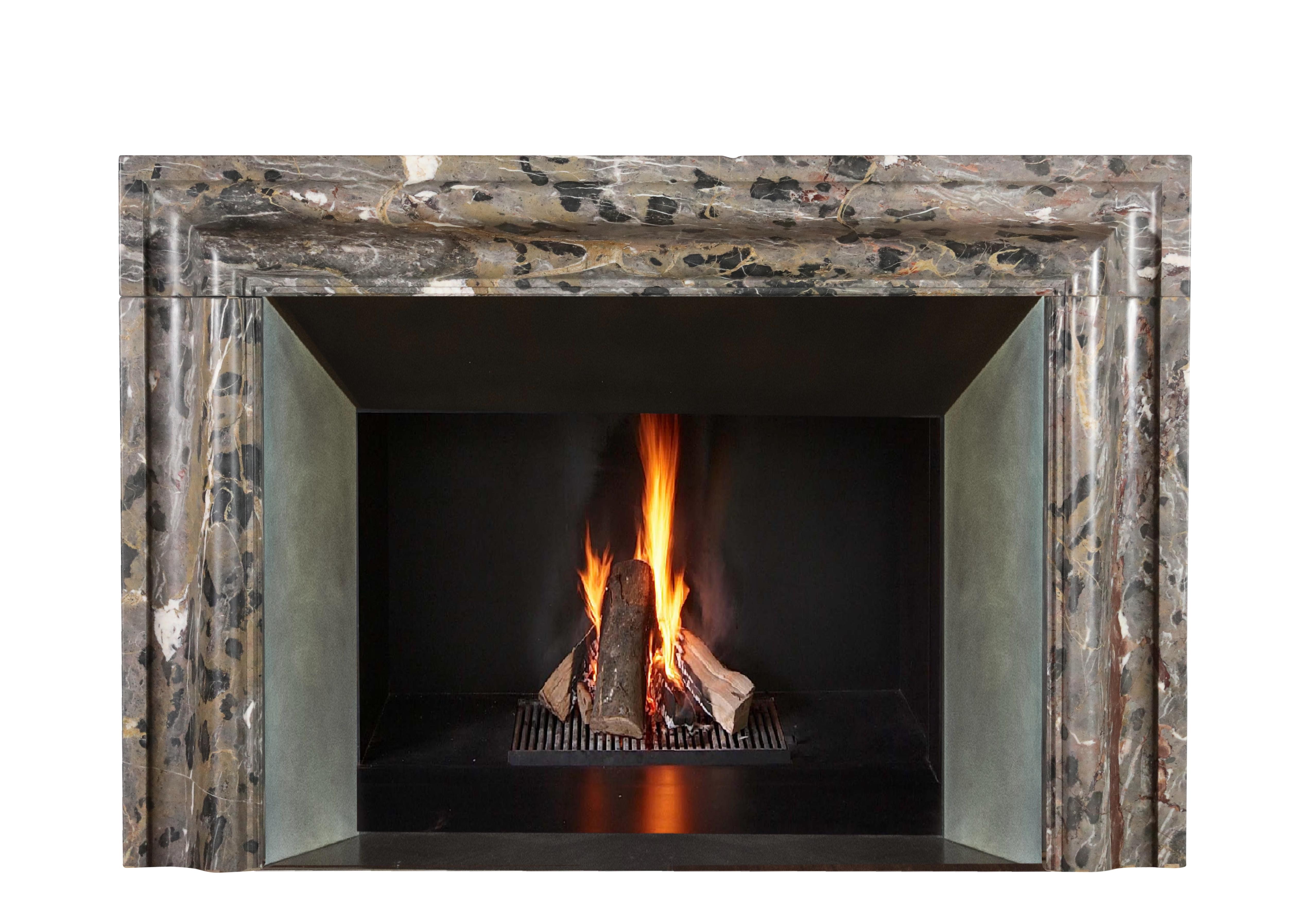 Cheminée en marbre Bolection en marbre léopard. Cheminée parfaite pour une décoration d'intérieur internationale et intemporelle. Le marbre a de beaux accents noirs qui le font fonctionner parfaitement comme une pièce centrale intemporelle pour