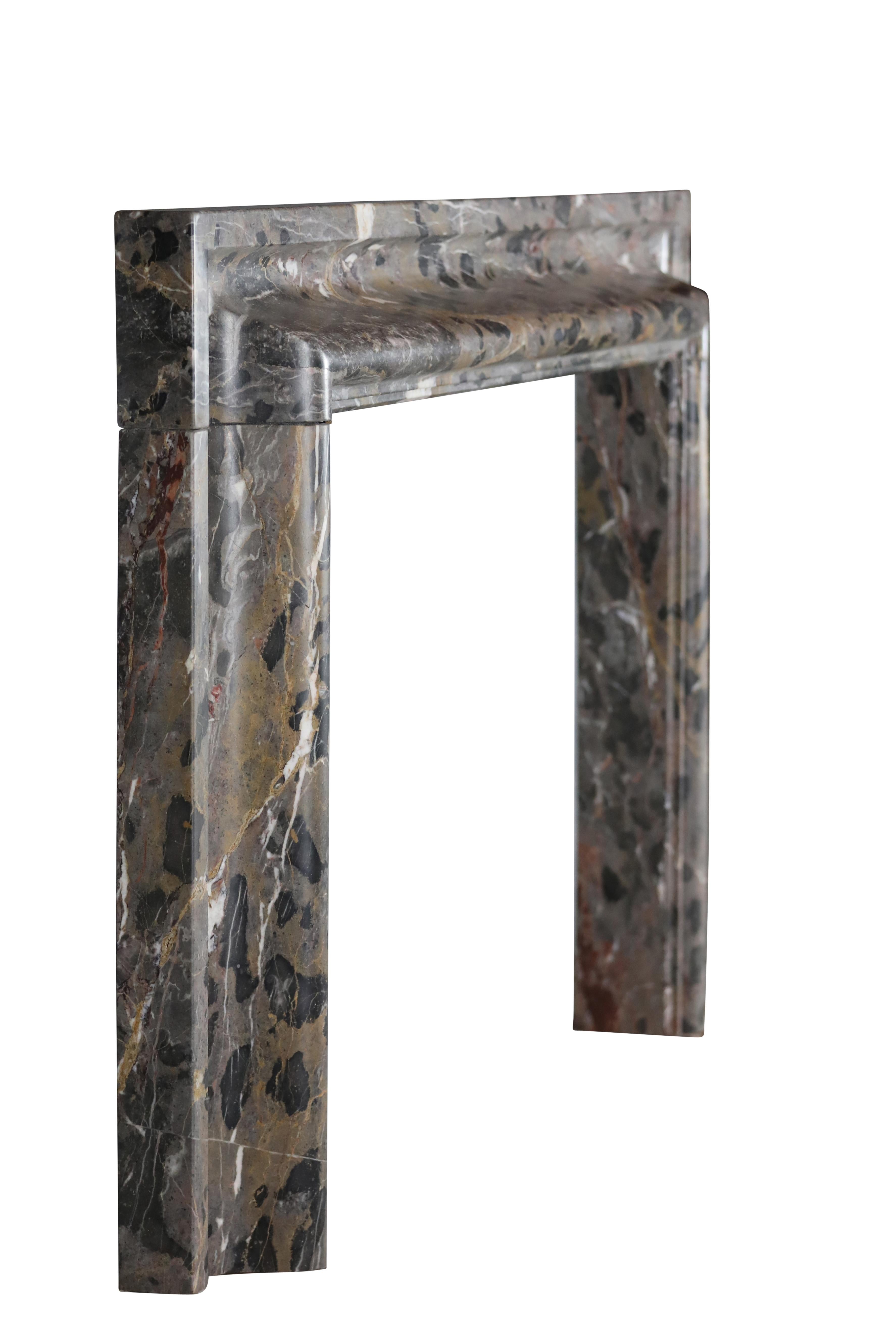 Sculpté à la main Entourage de cheminée Bolection en marbre avec accents noirs en vente