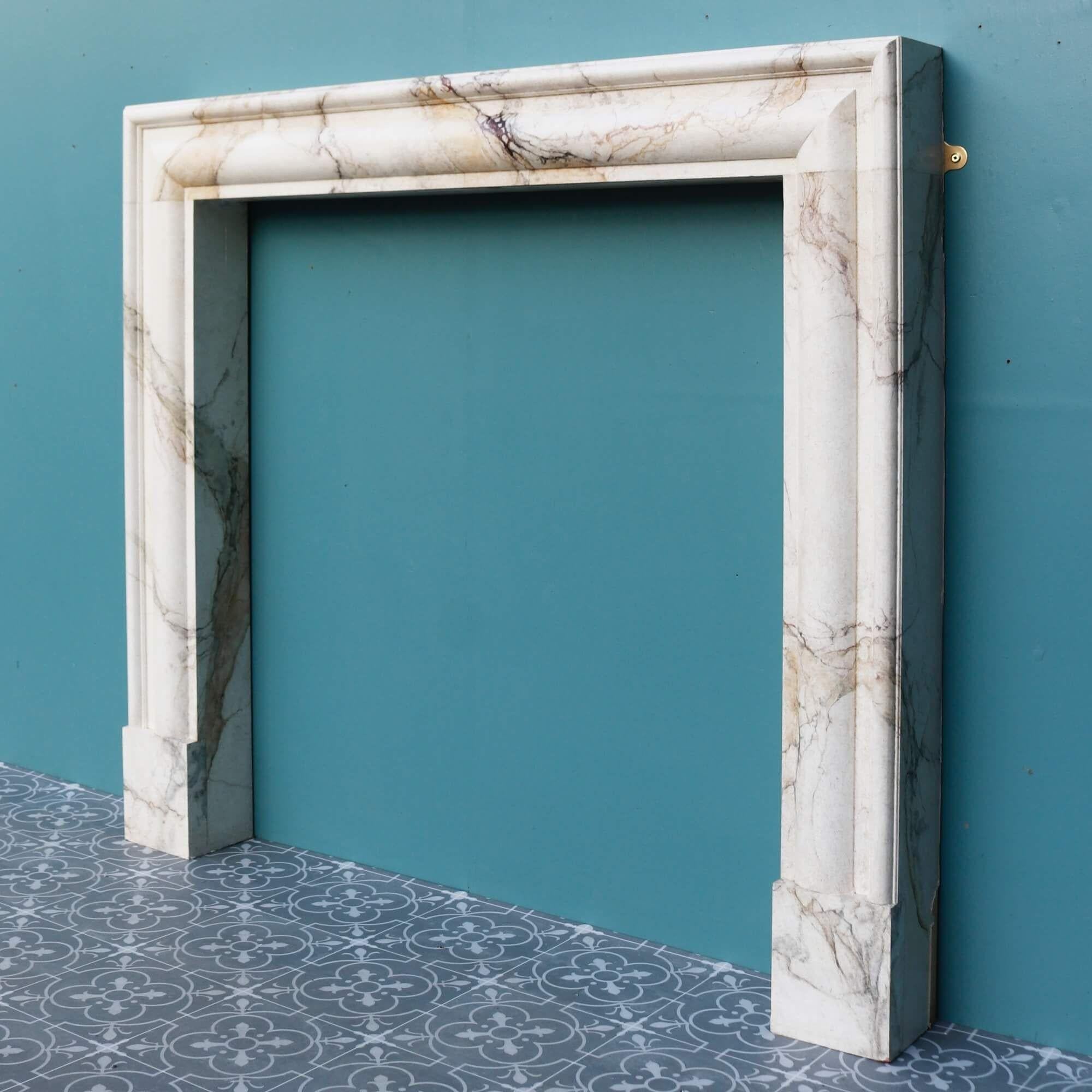 Bolection Stil Marmor Effekt Kamin Mantel im Zustand „Gut“ im Angebot in Wormelow, Herefordshire