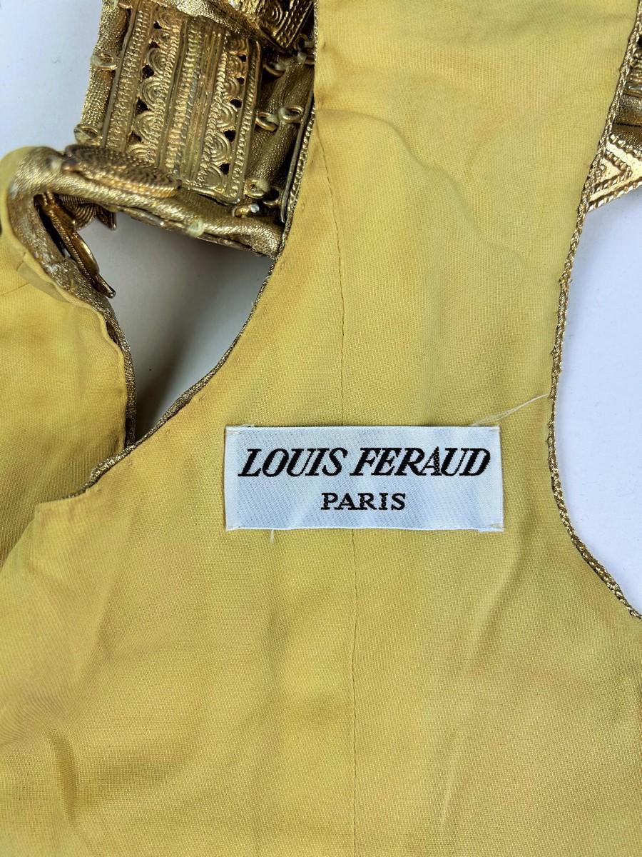 Collezione primavera-estate 1997
Parigi
Bolero, top dorato della sfilata Haute Couture del 1997 della famosa casa di moda Louis Féraud. Bolero senza maniche con colletto alla coreana, base in lamé d'oro, applicato con placche in metallo dorato con