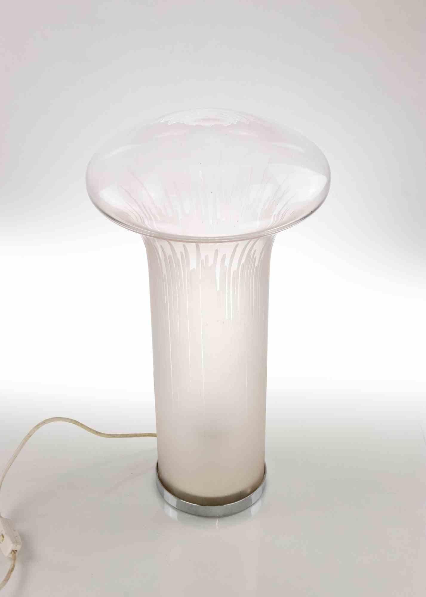 Lampada da tavolo della serie Boletus realizzata da Mario Ticcò per Venini, Murano, negli anni Settanta.

Metallo cromato e vetro soffiato e inciso.

Perfettamente funzionante e in ottime condizioni.
