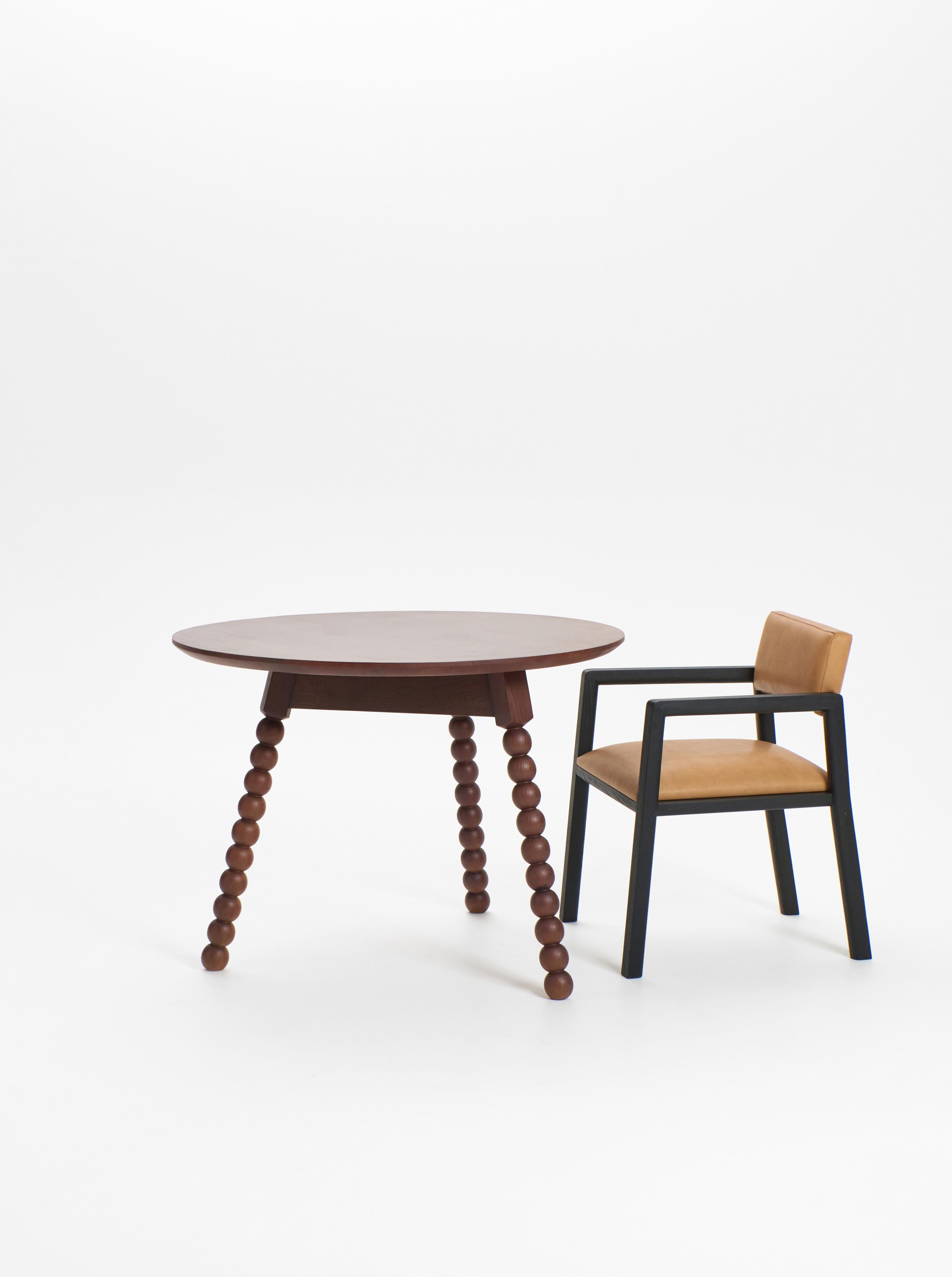 BOLHA TABLE, entworfen im Jahr 2025.

Dieser Bistro-Esstisch ist aus Massivholz mit gedrechselten Holzdetails an den drei Beinen gefertigt.
Maßanfertigungen sind auf Anfrage erhältlich. Um unsere Holzoptionen zu sehen, nehmen Sie bitte direkt mit