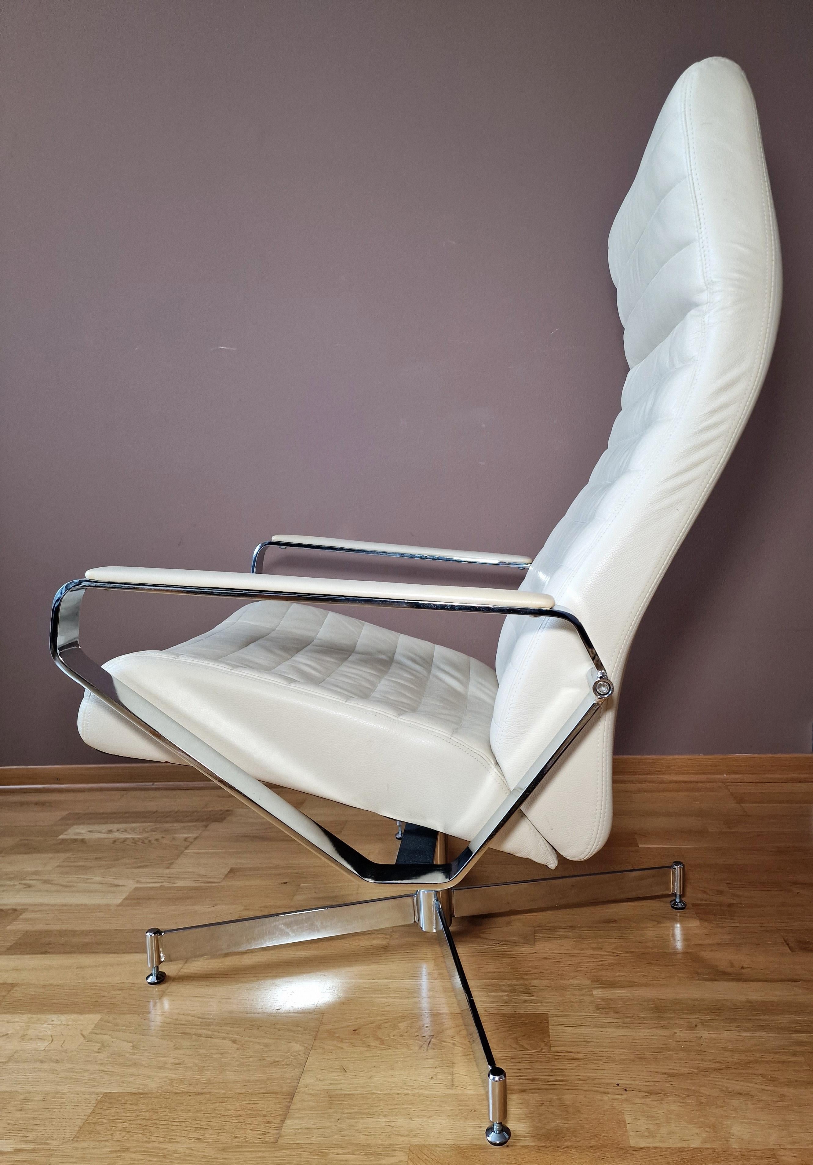 Chaise très confortable en cuir, avec de nombreux réglages !
Rotation de 360°.
La chaise est en bon état.