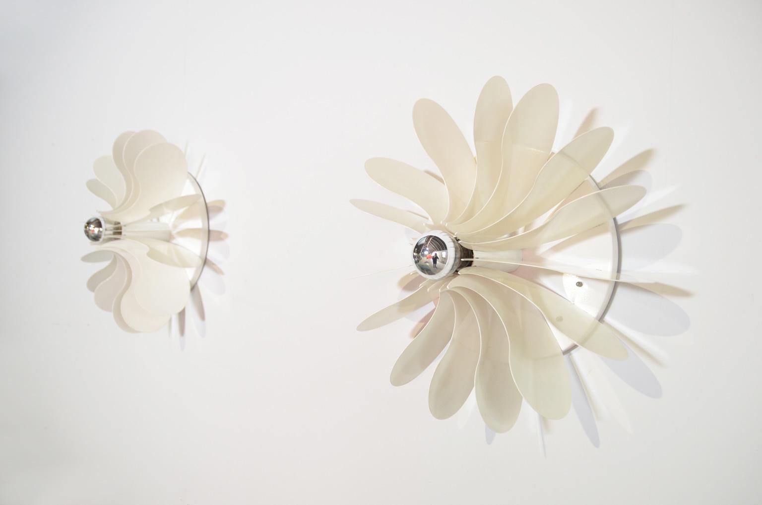 The Bolide (model B-1095) by Hermian Sneyders De Vogel for RAAK Amsterdam is a strong design looking like a sculpture when attached on the wall or ceiling. The off-white metal elements provide a graphic effect when the Bolide is lit.