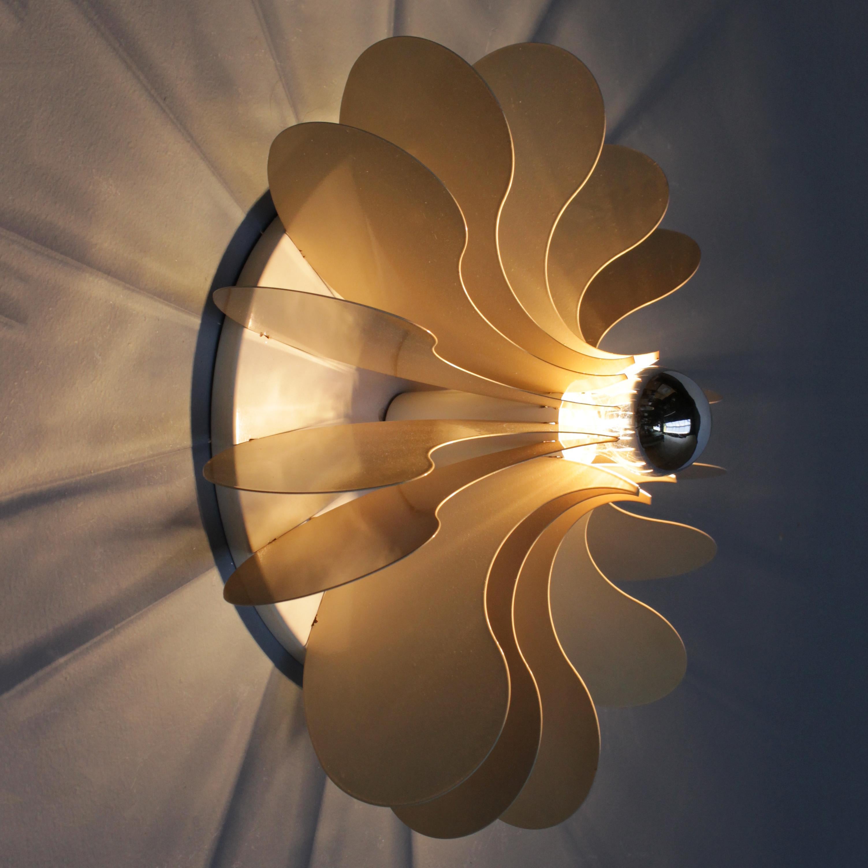 Iconic wall light by Hermian Sneyders de Vogel for Raak Amsterdam 1971. Model P-1095. Can also be used as ceiling light. Color ivory white. One bulb E27/E26 of max 70 watt, the electricity is used but in a good condition, approved to European